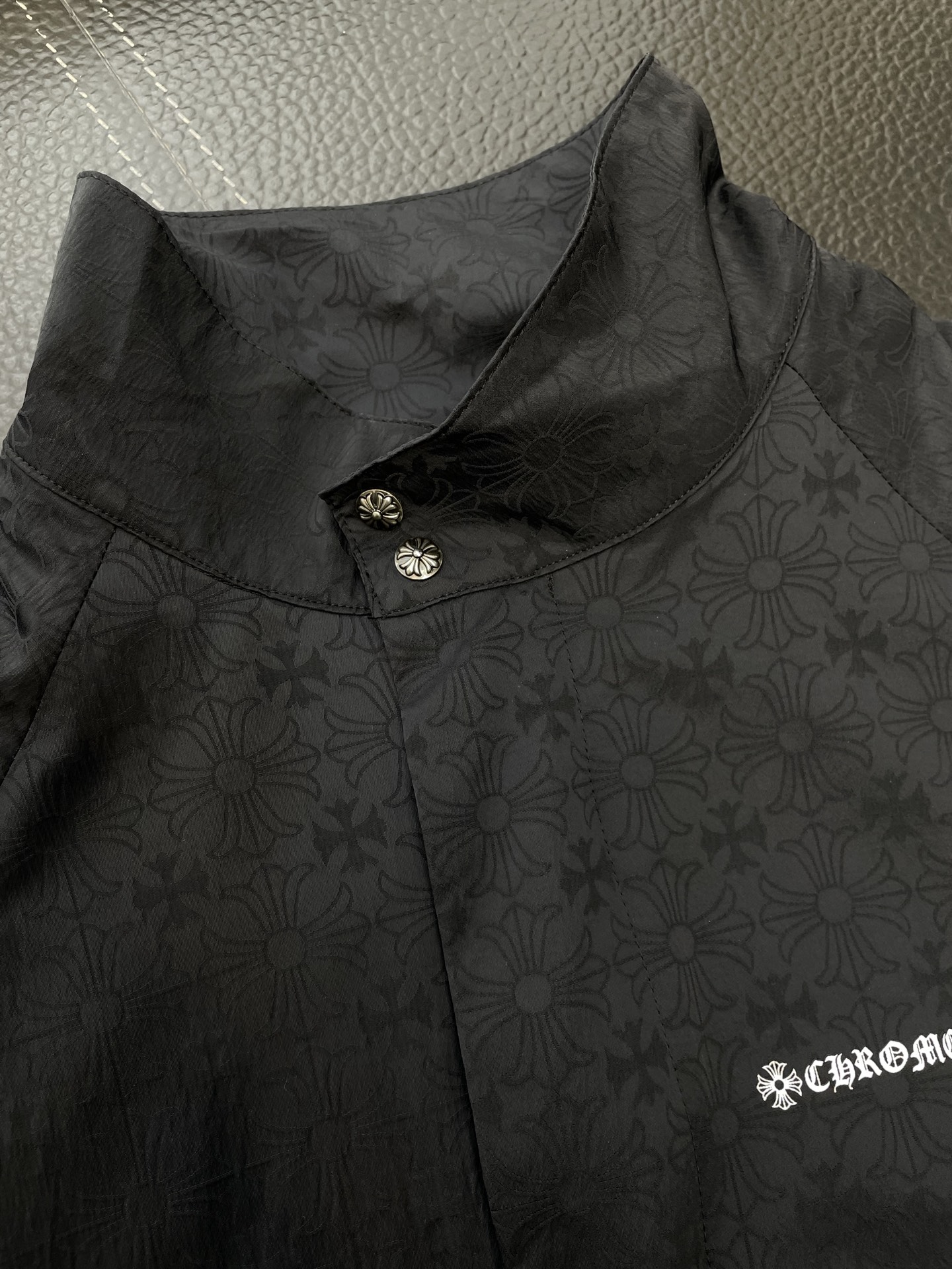 。Chrome hearts克罗心💥砸锅卖铁都要上的新款！最新时尚夹克 纯色克罗心满印暗纹Logo卷轴拉