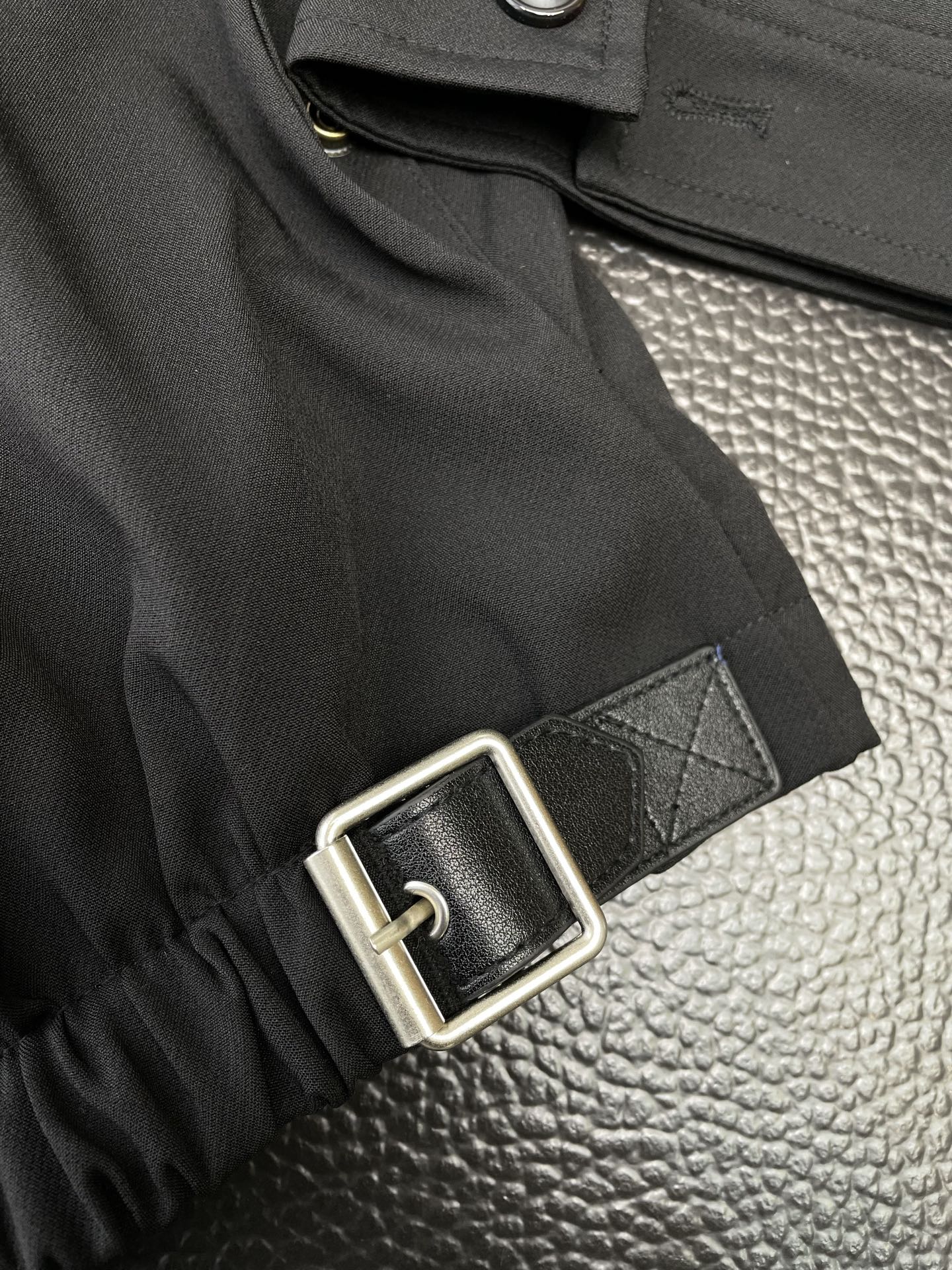 。LOEWE罗意威💥砸锅卖铁都要上的新款！最新时尚夹克 翻领夹克 经典设计与颜值爆棚的外套 品质更是无法