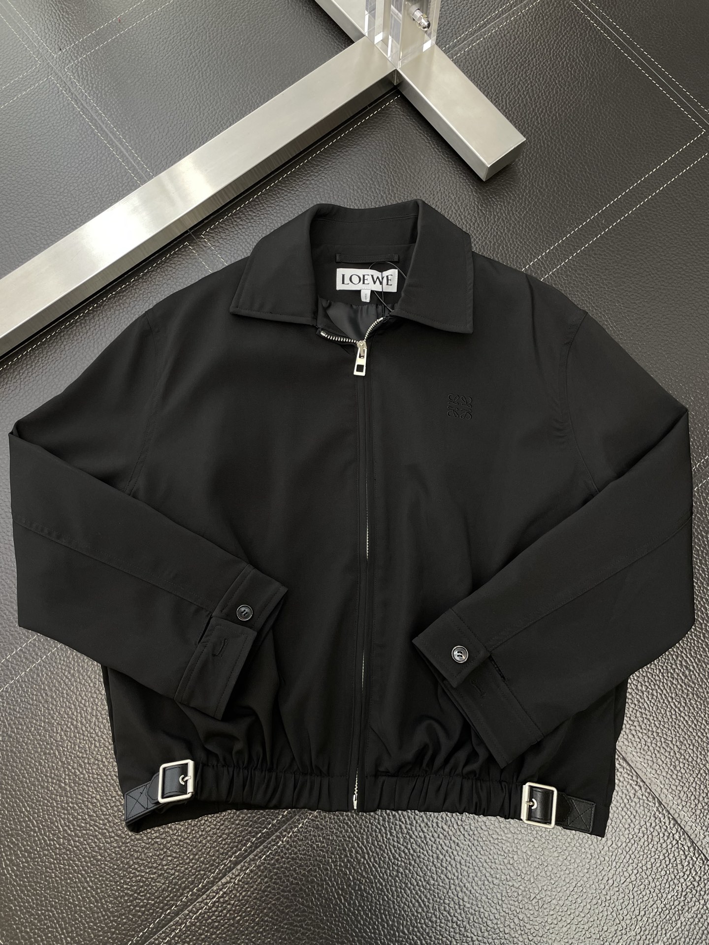 。LOEWE罗意威💥砸锅卖铁都要上的新款！最新时尚夹克 翻领夹克 经典设计与颜值爆棚的外套 品质更是无法