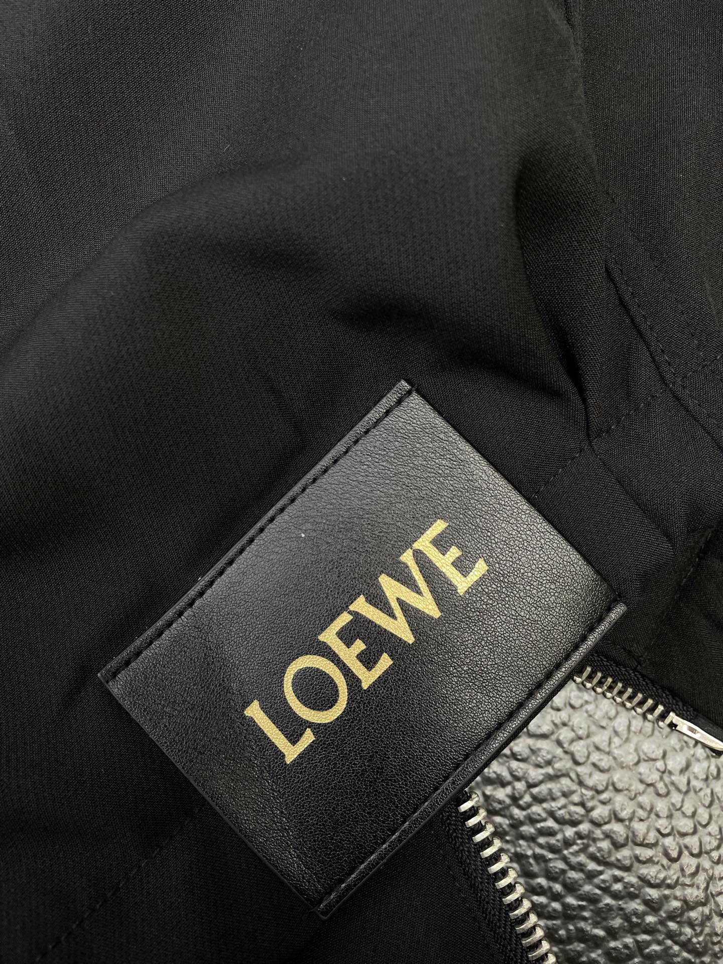 。LOEWE罗意威💥砸锅卖铁都要上的新款！最新时尚夹克 翻领夹克 经典设计与颜值爆棚的外套 品质更是无法