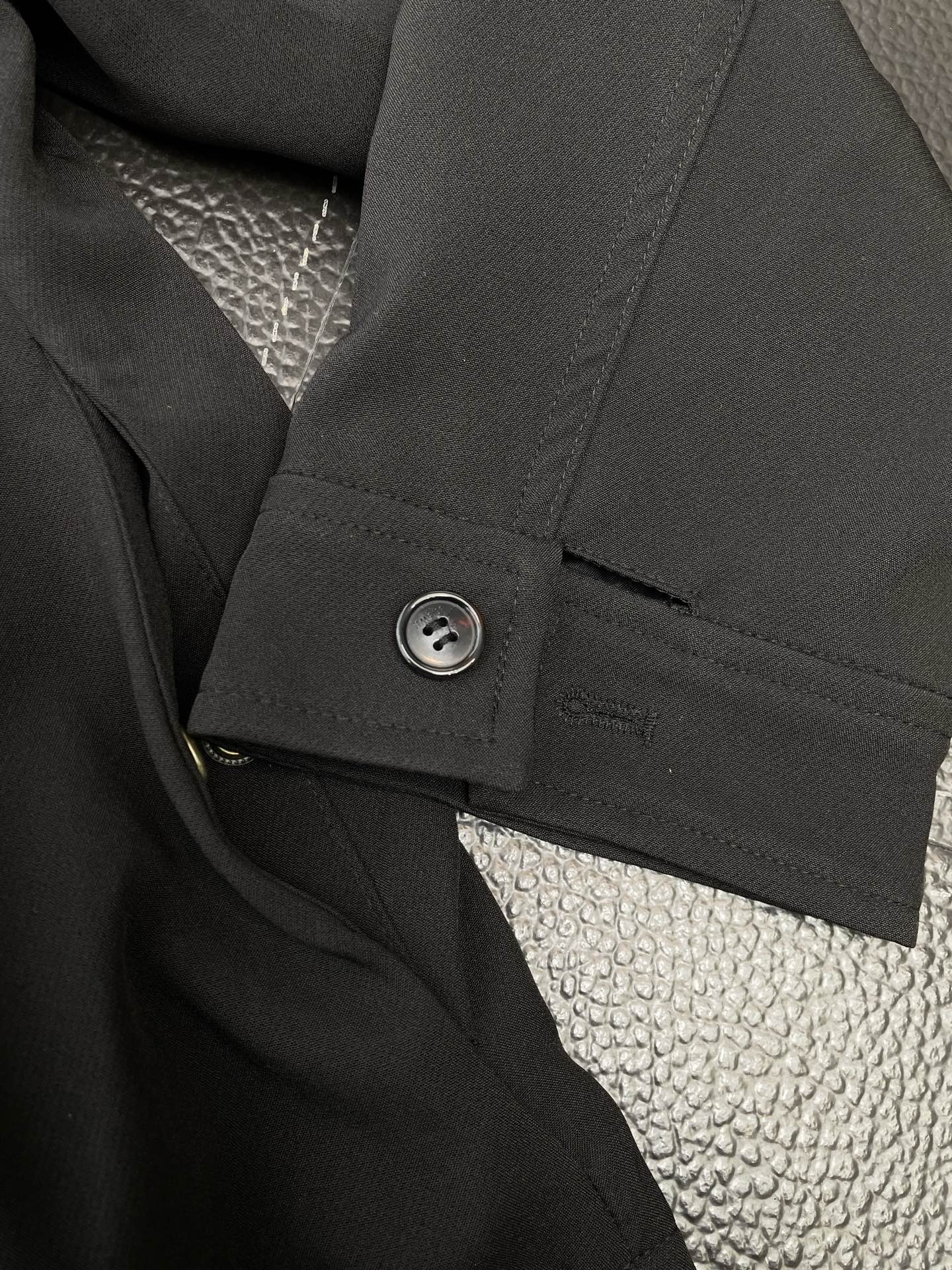 。LOEWE罗意威💥砸锅卖铁都要上的新款！最新时尚夹克 翻领夹克 经典设计与颜值爆棚的外套 品质更是无法