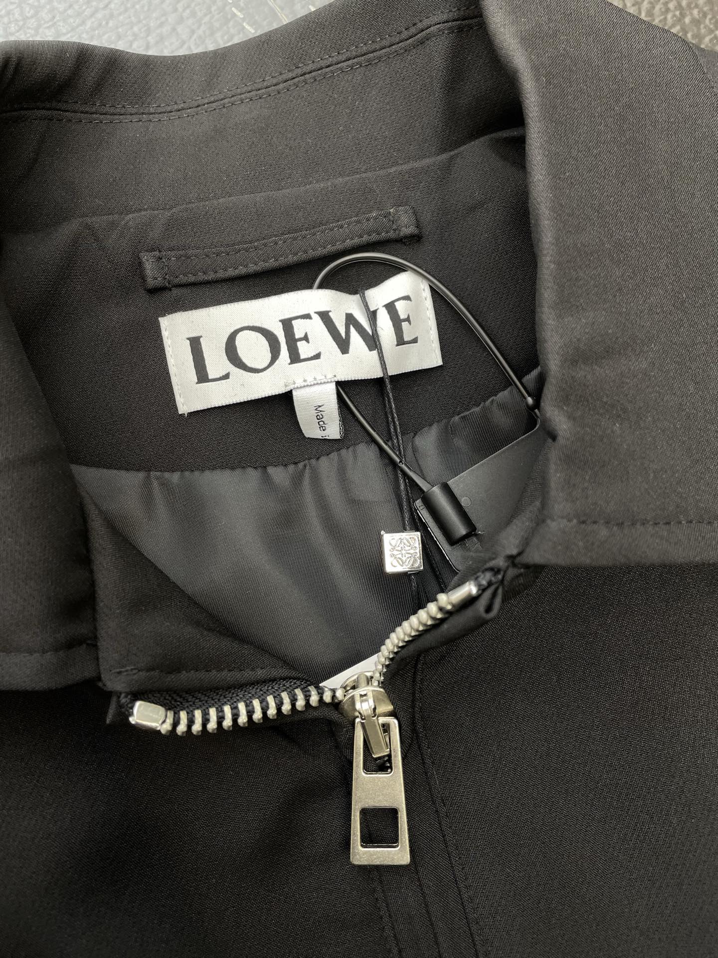 。LOEWE罗意威💥砸锅卖铁都要上的新款！最新时尚夹克 翻领夹克 经典设计与颜值爆棚的外套 品质更是无法