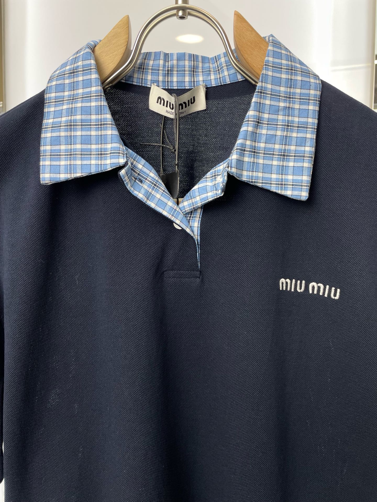 。Miumiu谬谬💥砸锅卖铁都要上的新款！新款原单男士休闲短袖 假两件翻领短袖 高端定制 高端版本 时尚