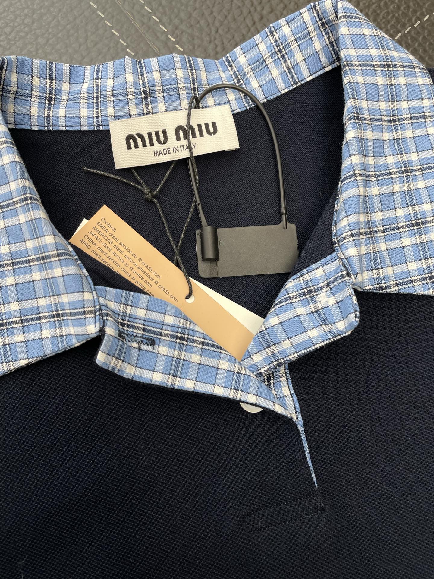 。Miumiu谬谬💥砸锅卖铁都要上的新款！新款原单男士休闲短袖 假两件翻领短袖 高端定制 高端版本 时尚