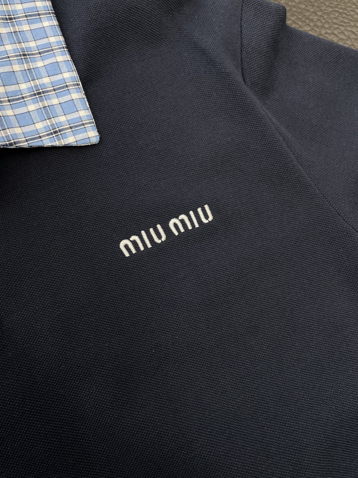 。Miumiu谬谬💥砸锅卖铁都要上的新款！新款原单男士休闲短袖 假两件翻领短袖 高端定制 高端版本 时尚