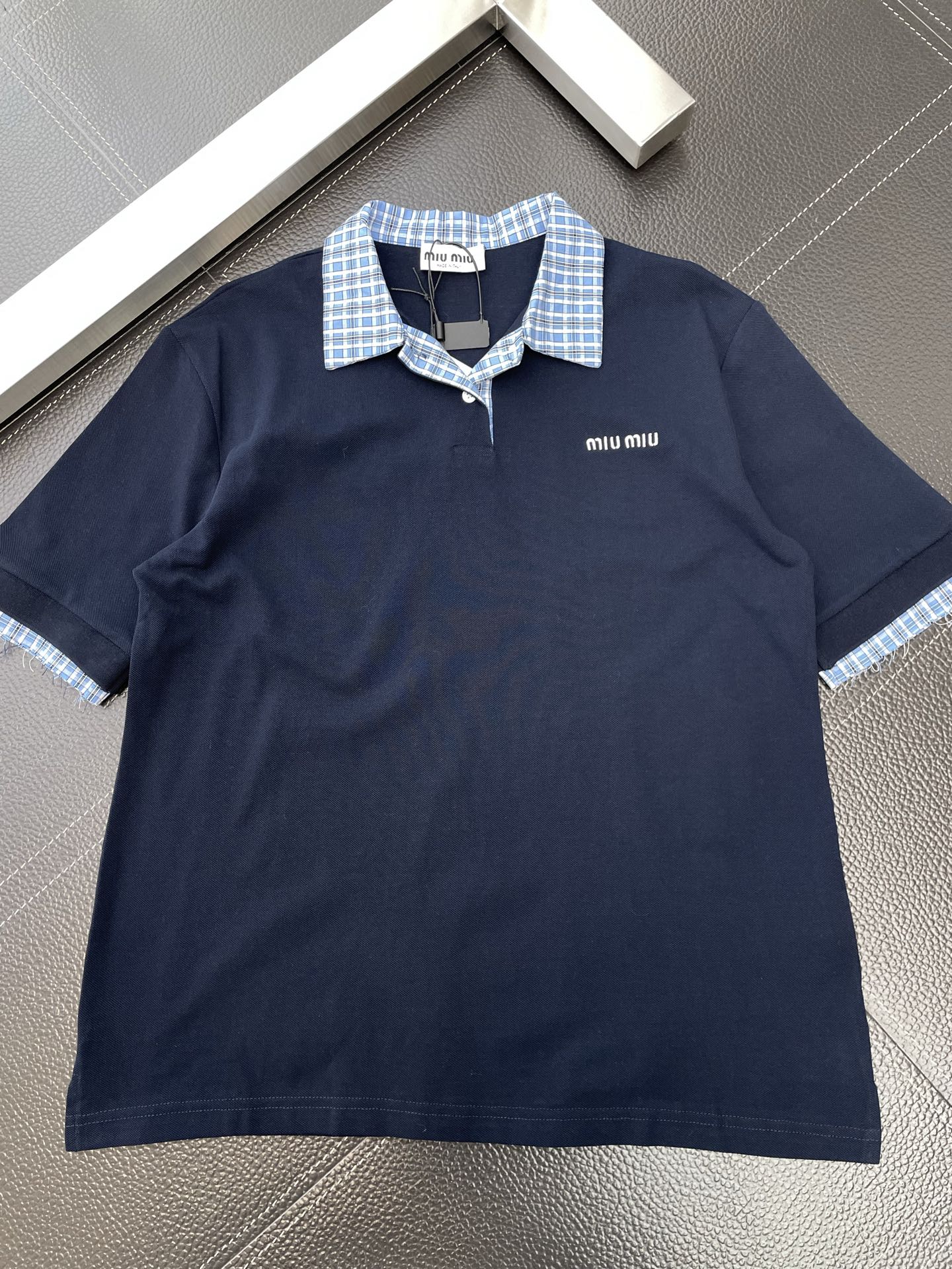 。Miumiu谬谬💥砸锅卖铁都要上的新款！新款原单男士休闲短袖 假两件翻领短袖 高端定制 高端版本 时尚