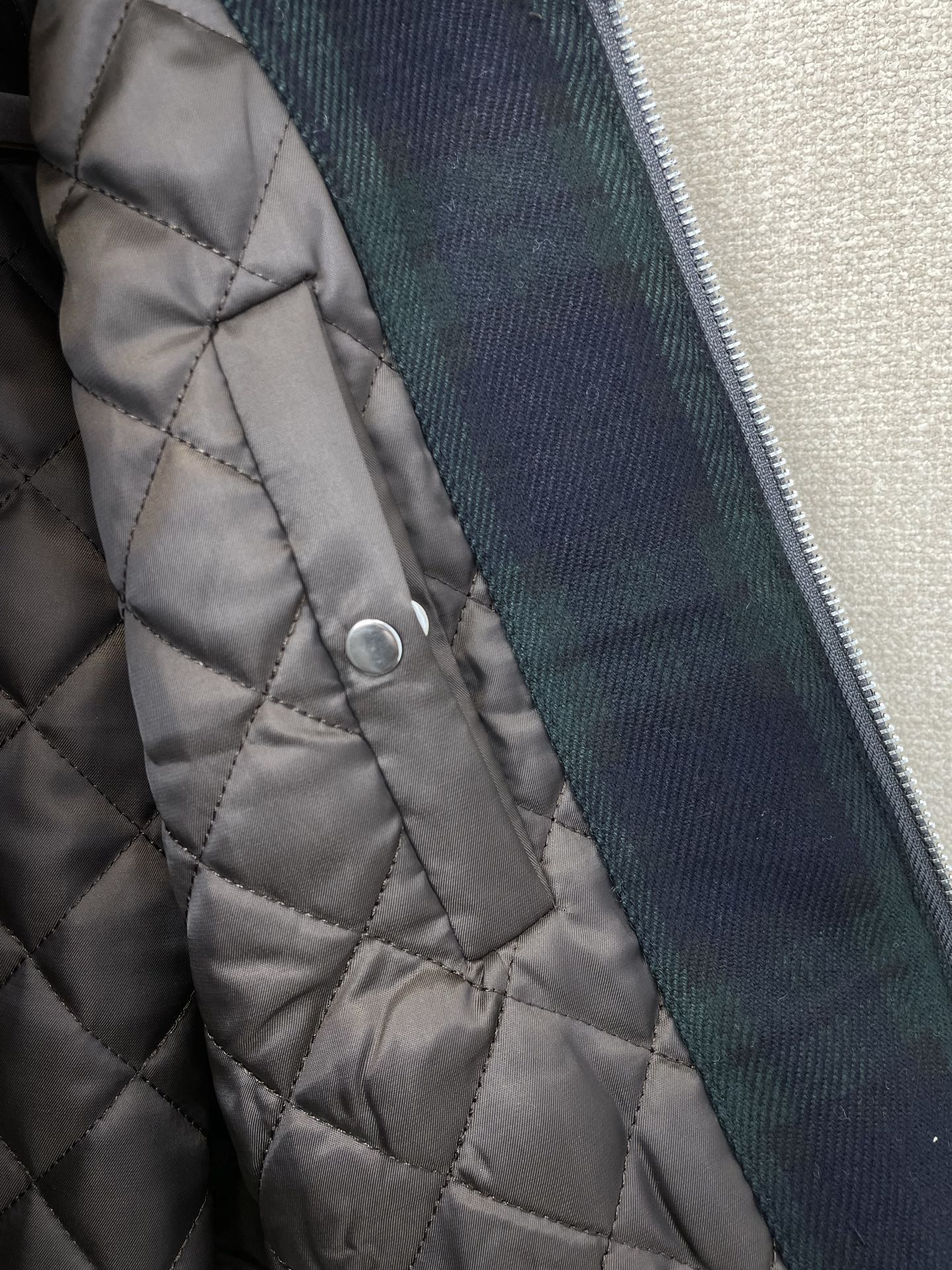 。Miumiu谬谬💥砸锅卖铁都要上的新款！新款棉服 格纹撞色夹克外套 贸易公司渠道稀出，降温天气必备的保