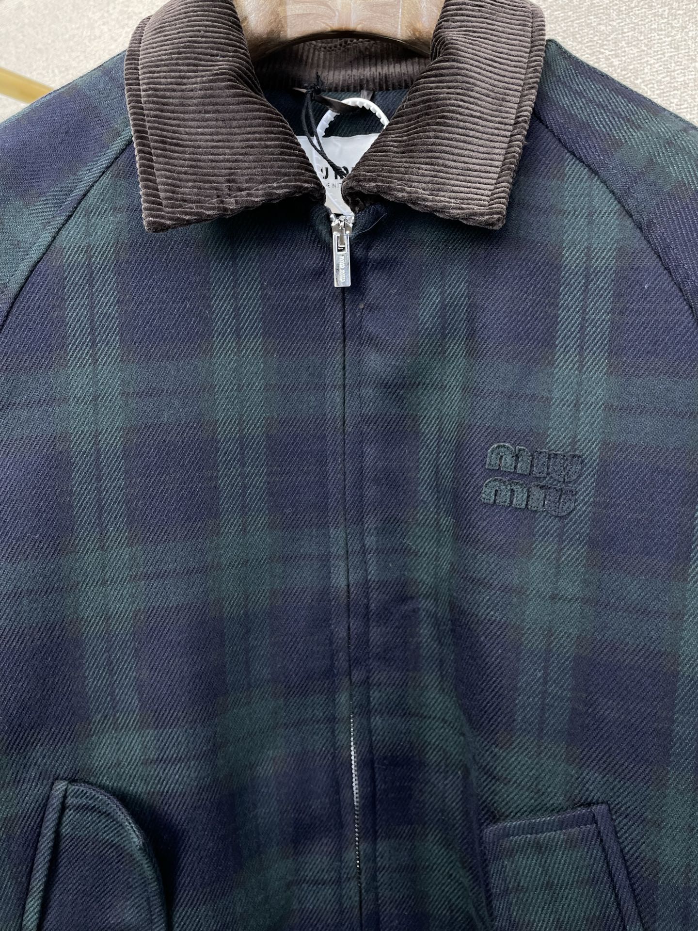 。Miumiu谬谬💥砸锅卖铁都要上的新款！新款棉服 格纹撞色夹克外套 贸易公司渠道稀出，降温天气必备的保