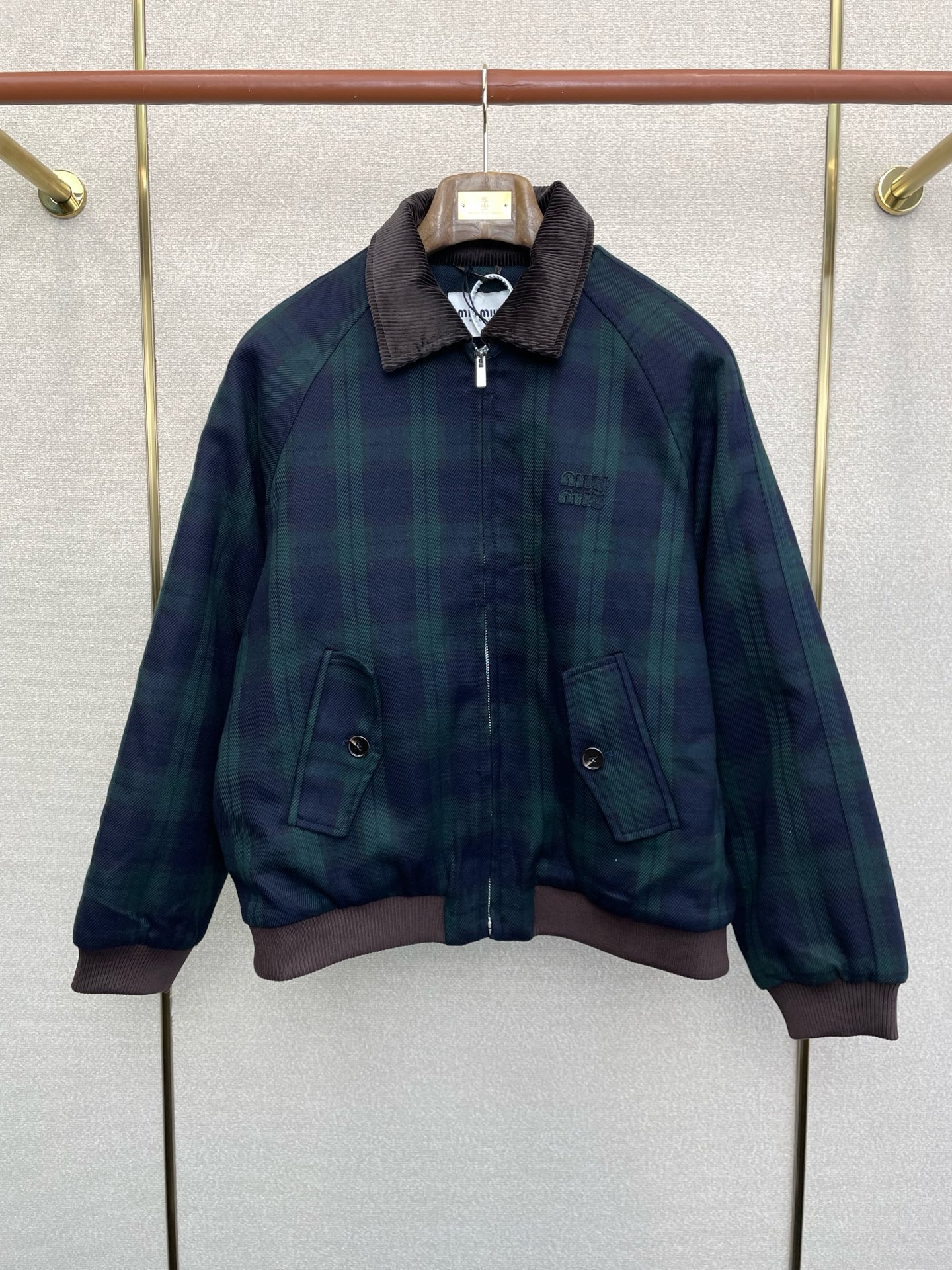 NO:654595,.Miumiu exclusively provides new cotton clothing, plaid contrasting color jackets, and trading company channels. It is a must-have warm item for cooling weather. It can be worn for daily life or outdoor sports. It is wear-resistant, scratch-resistant and easy to take care of. It is paired with large square quilting technology to create a fluffy and full overall effect. It also has a strong thermal insulation and temperature locking effect, so that you are not afraid of the cold outdoor weather in autumn and winter!  Size 36.38.40.42,,miumiu,jackets & coats,jackets & coats,alexander wang19860909.Miumiu谬谬独家专供新款棉服 格纹撞色夹克外套 贸易公司渠道稀出,降温天气必备的保暖单品,不论是日常还是户外运动都能穿.耐磨防刮易打理,在搭配大方格绗缝工艺,打造蓬松饱满的整体效果,兼顾强悍的保暖锁温效果,让你无惧秋冬季寒冷的户外天气! 尺码36.38.40.42,,miumiu,jackets & coats,jackets & coats,alexander wang,Men's clothing