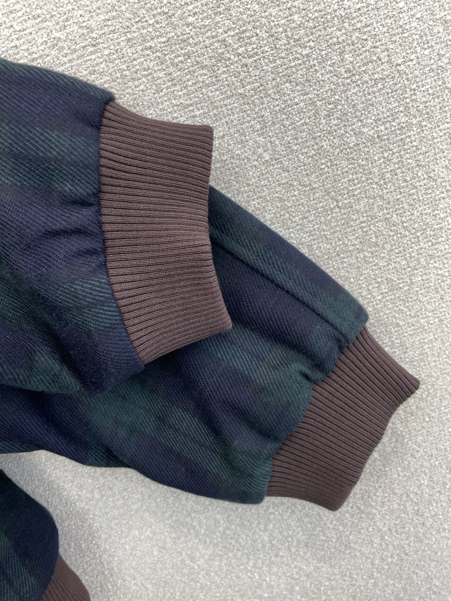 。Miumiu谬谬💥砸锅卖铁都要上的新款！新款棉服 格纹撞色夹克外套 贸易公司渠道稀出，降温天气必备的保