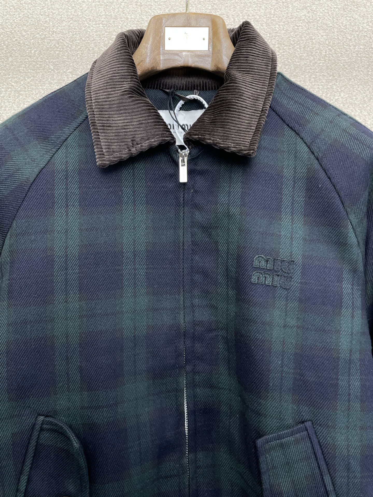 。Miumiu谬谬💥砸锅卖铁都要上的新款！新款棉服 格纹撞色夹克外套 贸易公司渠道稀出，降温天气必备的保