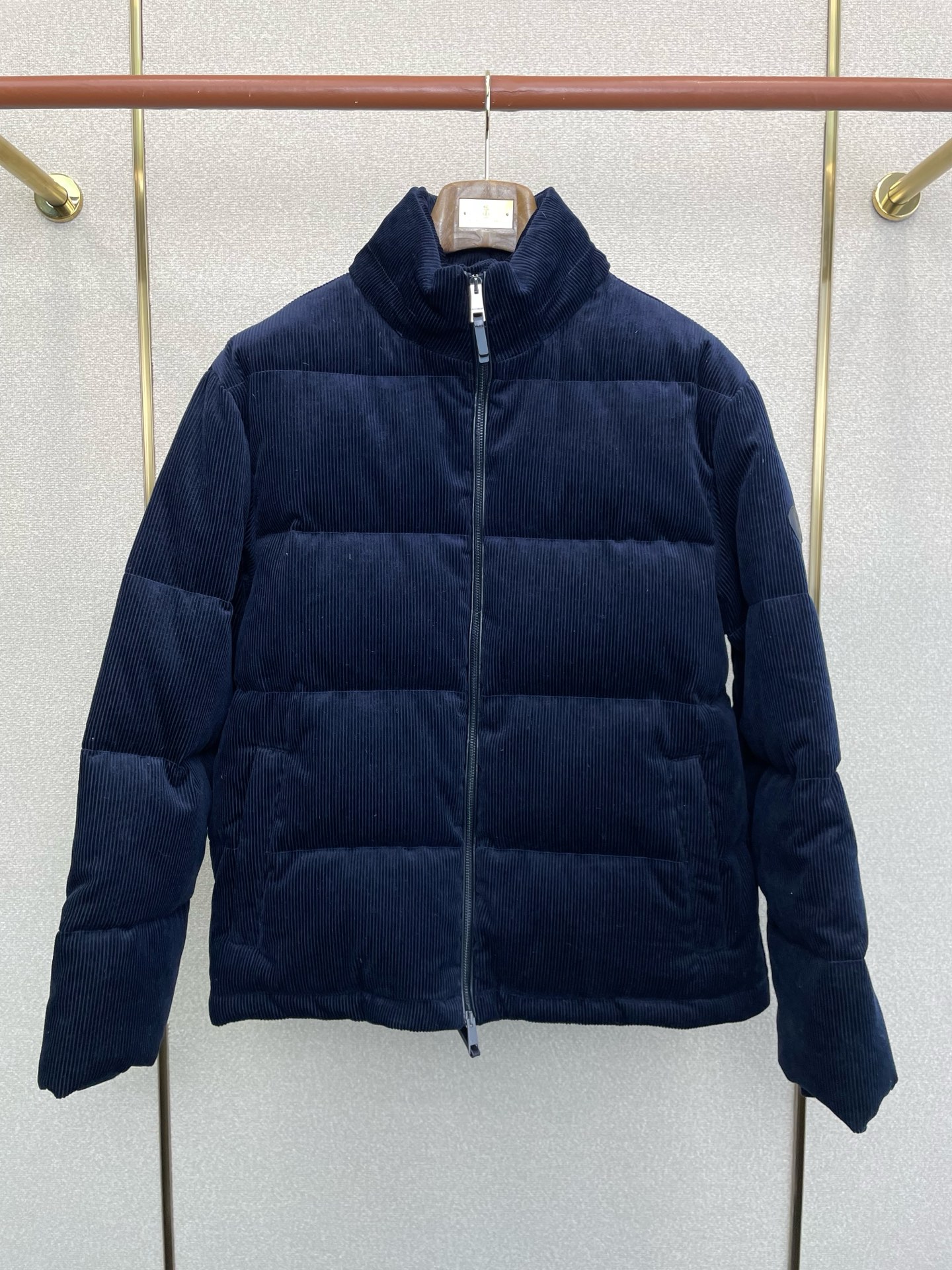 NO:654599,.Down jacket - Burberry exclusively supplies new down jackets. Corduroy stand-collar down jackets are rarely available through trading company channels. They are essential warm items for cooling down weather. They can be worn both daily and for outdoor sports. They give people a different visual effect.  Wear-resistant, scratch-resistant and easy to care for, the interior is equipped with European standard high-quality velvet filling, which is combined with large square quilting technology to create a fluffy and full overall effect. It also has a strong thermal insulation and temperature locking effect, so that you are not afraid of the cold outdoor weather in autumn and winter! Size 46.48.50.52,,burberry,burberry,down jacket,alexander wang19860909.羽绒服-Burberry巴宝莉独家专供新款羽绒服 灯芯绒立领羽绒服 贸易公司渠道稀出,降温天气必备的保暖单品,不论是日常还是户外运动都能穿.给人不一样的视觉效果 耐磨防刮易打理,内里配置欧标优质绒埴充,在搭配大方格绗缝工艺,打造蓬松饱满的整体效果,兼顾强悍的保暖锁温效果,让你无惧秋冬季寒冷的户外天气! 尺码46.48.50.52,,burberry,burberry,down jacket,alexander wang,Men's clothing