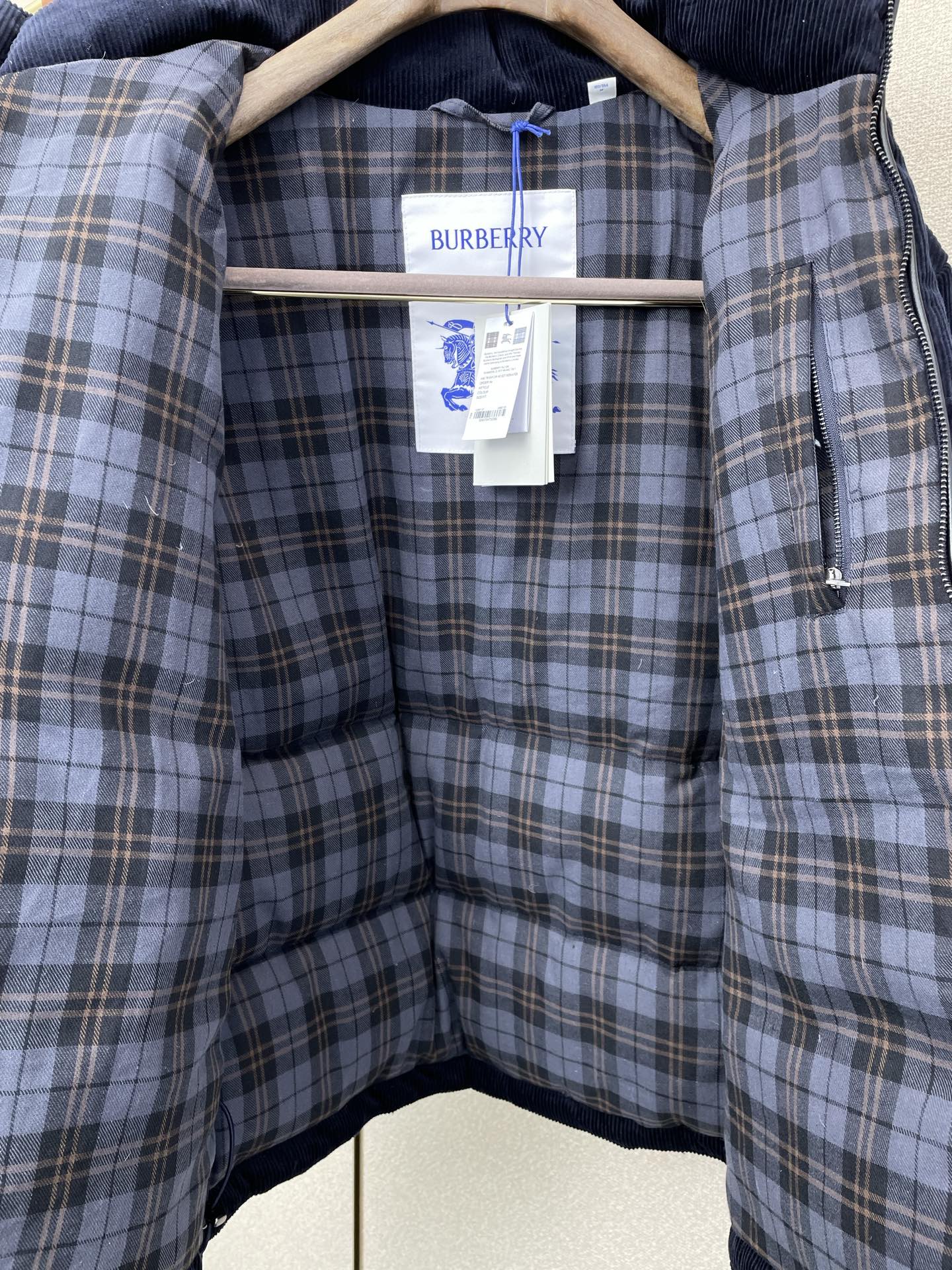 。羽绒服-Burberry巴宝莉💥砸锅卖铁都要上的新款！新款羽绒服 灯芯绒立领羽绒服 贸易公司渠道稀出，