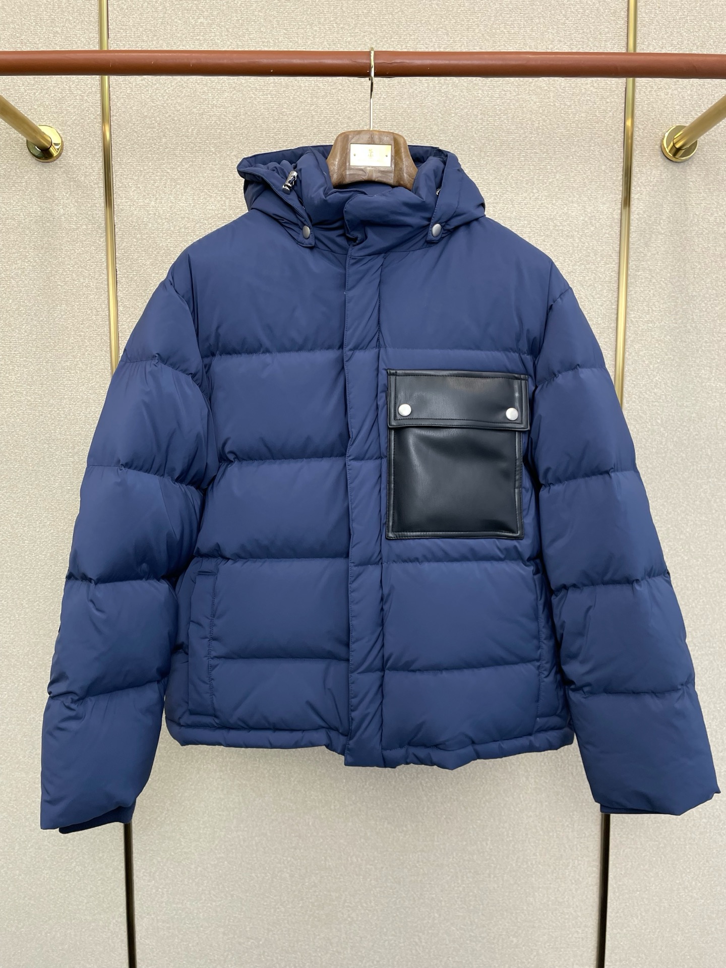 NO:654623,.Down jacket - Bottega Veneta exclusively provides new down jackets with detachable hoods and high collar down jackets. Trading company channels are rare. It is a must-have warm item for cooling weather. It can be worn for daily life or outdoor sports. It gives people a different visual effect.  It is wear-resistant, scratch-resistant and easy to care for. It is equipped with European standard high-quality velvet filling inside. It is paired with large square quilting technology to create a fluffy and full overall effect. It also has a strong thermal insulation and temperature locking effect, so that you are not afraid of the cold outdoor weather in autumn and winter! Sizes S-XL,,bottega veneta,bottega veneta,down jacket,hats,alexander wang19860909.羽绒服-Bottega Veneta葆蝶家独家专供新款羽绒服 可拆帽高领羽绒服 贸易公司渠道稀出,降温天气必备的保暖单品,不论是日常还是户外运动都能穿.给人不一样的视觉效果 耐磨防刮易打理,内里配置欧标优质绒埴充,在搭配大方格绗缝工艺,打造蓬松饱满的整体效果,兼顾强悍的保暖锁温效果,让你无惧秋冬季寒冷的户外天气! 尺码S-XL,,bottega veneta,bottega veneta,down jacket,hats,alexander wang,Men's clothing