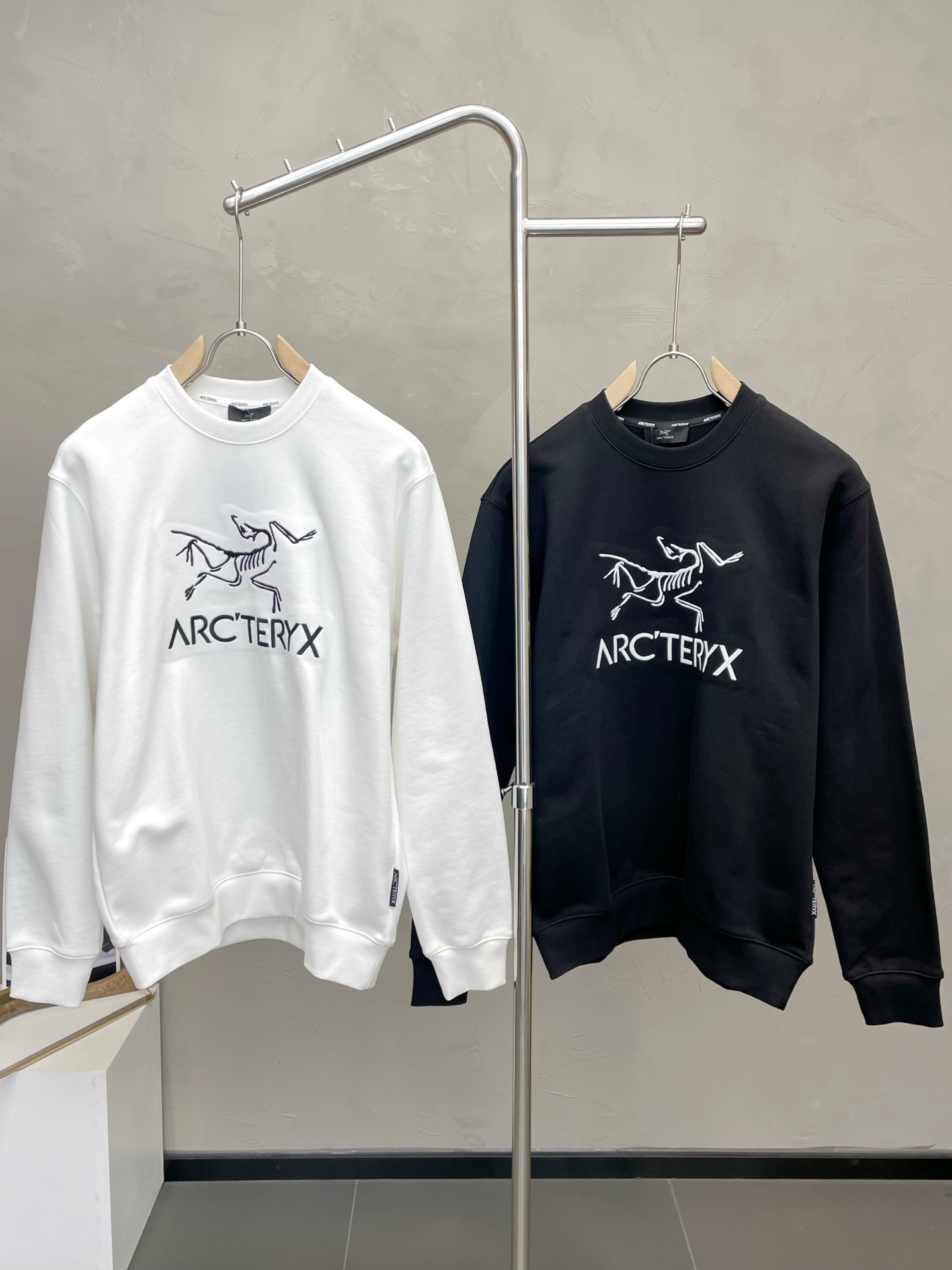 NO:661327,.Arc’teryx exclusively provides new original men’s casual sweatshirts. High-end customization. High version. Fashionable and versatile imported fabrics. Super soft and delicate feel. Skin-friendly and comfortable to wear. High-end boutique. The upper body is finely made by the factory. It is a must-have item for men. Three standards are complete. Size M-2XL, arc'teryx, hoodie, sweatshirts,  19860909.Arc’teryx始祖鸟独家专供新款原单男士休闲卫衣 高端定制 高版本 时尚百搭爆款进口面料 手感超柔软细腻 穿着亲肤舒适 高端精品 代工厂精细做上身非常赞 男士必备单品 三标齐全 码数M-2XL,arc'teryx,hoodie,sweatshirts, ,Men's clothing