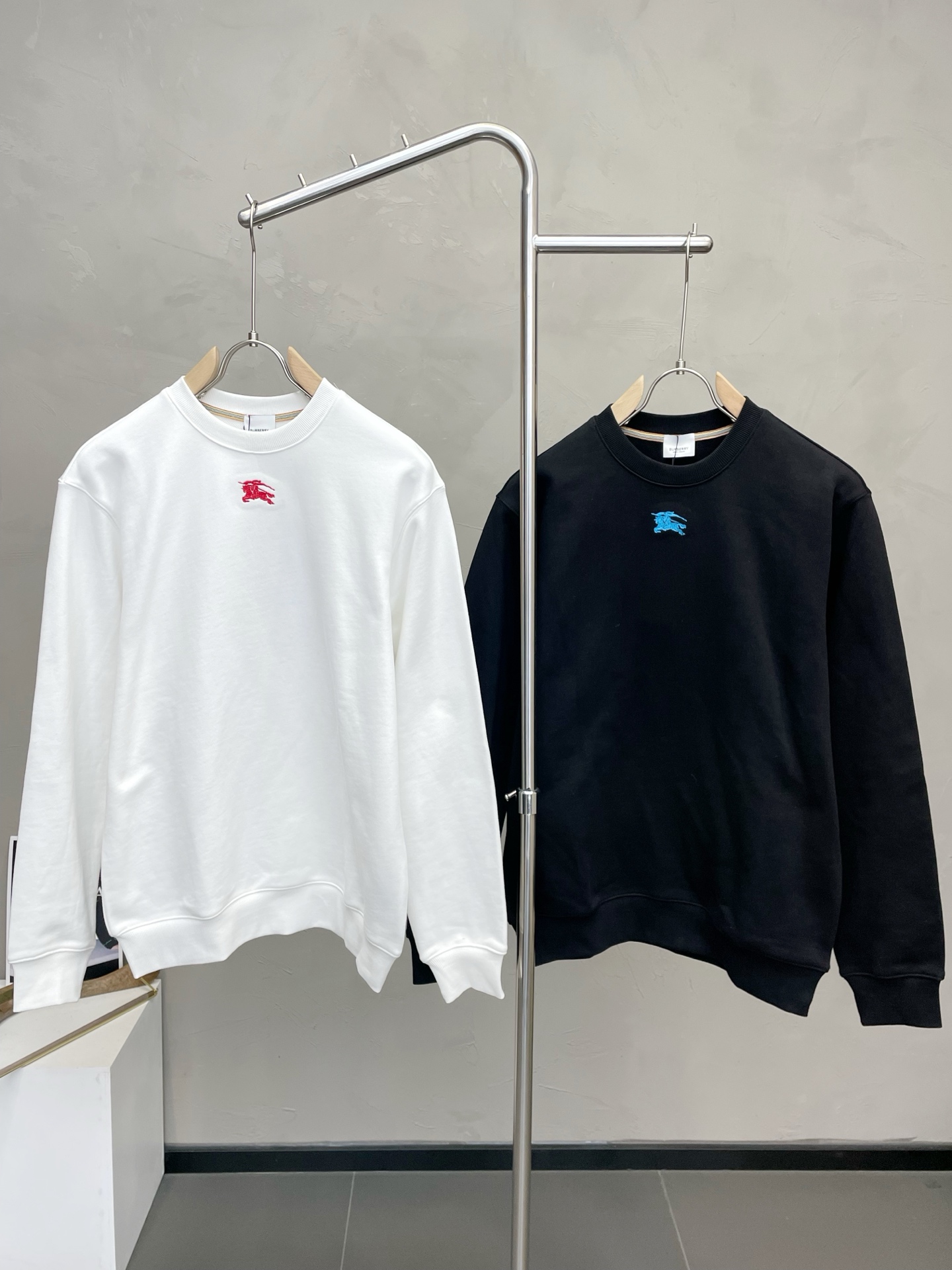 NO:656902,.Burberry exclusively provides new original men's casual sweatshirts. High-end customization. High version. Fashionable and versatile imported fabrics. Super soft and delicate feel. Skin-friendly and comfortable to wear. High-end boutique. The upper body is finely made by the factory. It is a must-have item for men. Complete with three standards. Size M-2XL,,burberry,burberry,hoodie,sweatshirts,alexander wang19860909.Burberry巴宝莉独家专供新款原单男士休闲卫衣 高端定制 高版本 时尚百搭爆款进口面料 手感超柔软细腻 穿着亲肤舒适 高端精品 代工厂精细做上身非常赞 男士必备单品 三标齐全 码数M-2XL,,burberry,burberry,hoodie,sweatshirts,alexander wang,Men's clothing