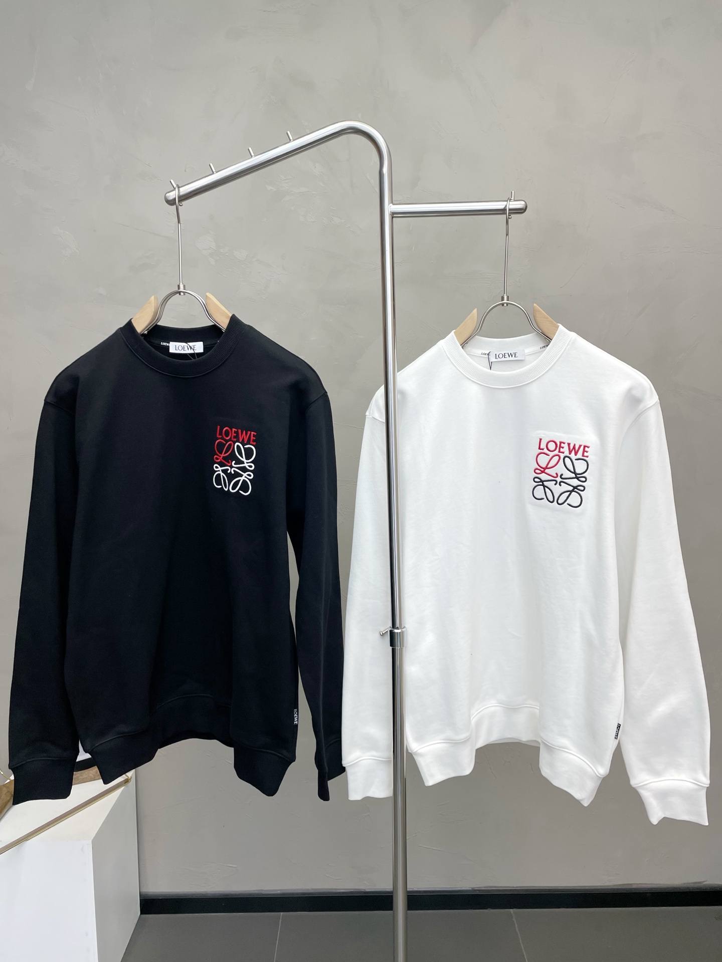 NO:661342,.LOEWE exclusively supplies new original men's casual sweatshirts, high-end customization, high version, fashionable and versatile imported fabrics, super soft and delicate to the touch, skin-friendly and comfortable to wear, high-end boutique, the upper body is exquisitely made by the factory, and it is a must-have item for men. Three complete standards. Size M-2XL,,loewe,loewe,hoodie,sweatshirts, 19860909.LOEWE罗意威独家专供新款原单男士休闲卫衣 高端定制 高版本 时尚百搭爆款进口面料 手感超柔软细腻 穿着亲肤舒适 高端精品 代工厂精细做上身非常赞 男士必备单品 三标齐全 码数M-2XL,,loewe,loewe,hoodie,sweatshirts, ,Men's clothing