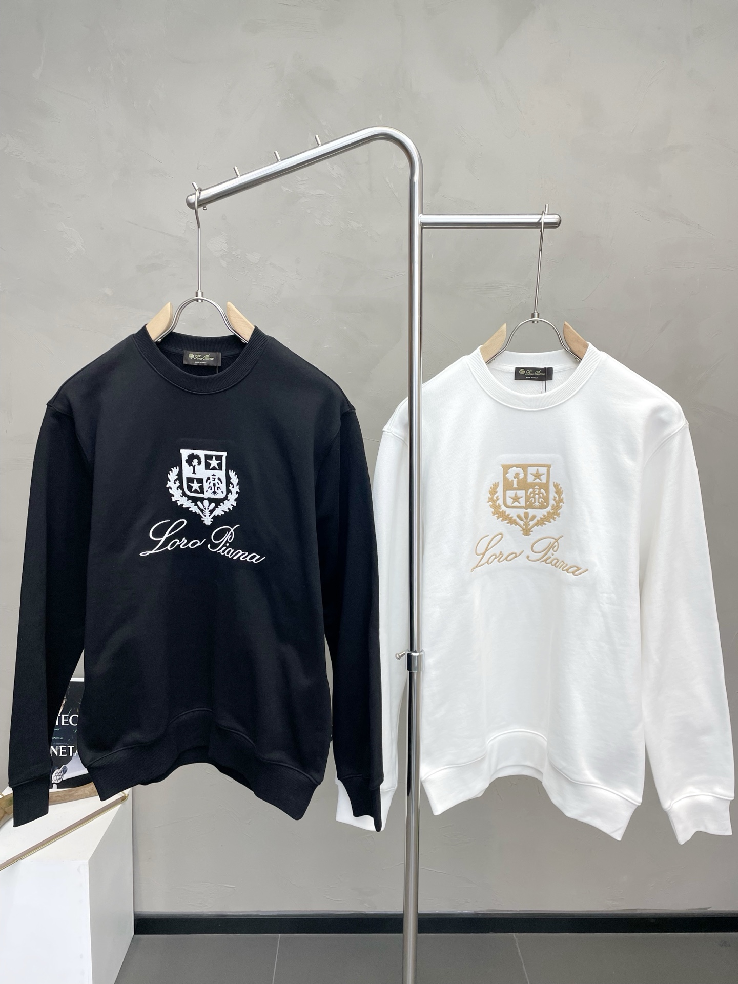 NO:656918,.LP-Loro Piana exclusively provides new original men's casual sweatshirts. High-end customization. High version. Fashionable and versatile imported fabrics. Super soft and delicate feel. Skin-friendly and comfortable to wear. High-end boutique. The upper body is finely made by the factory. It is a must-have item for men. Three standards are complete. Size M-2XL,,loro piana,loro piana,hoodie,sweatshirts,alexander wang19860909.LP-Loro Piana诺悠翩雅独家专供新款原单男士休闲卫衣 高端定制 高版本 时尚百搭爆款进口面料 手感超柔软细腻 穿着亲肤舒适 高端精品 代工厂精细做上身非常赞 男士必备单品 三标齐全 码数M-2XL,,loro piana,loro piana,hoodie,sweatshirts,alexander wang,Men's clothing