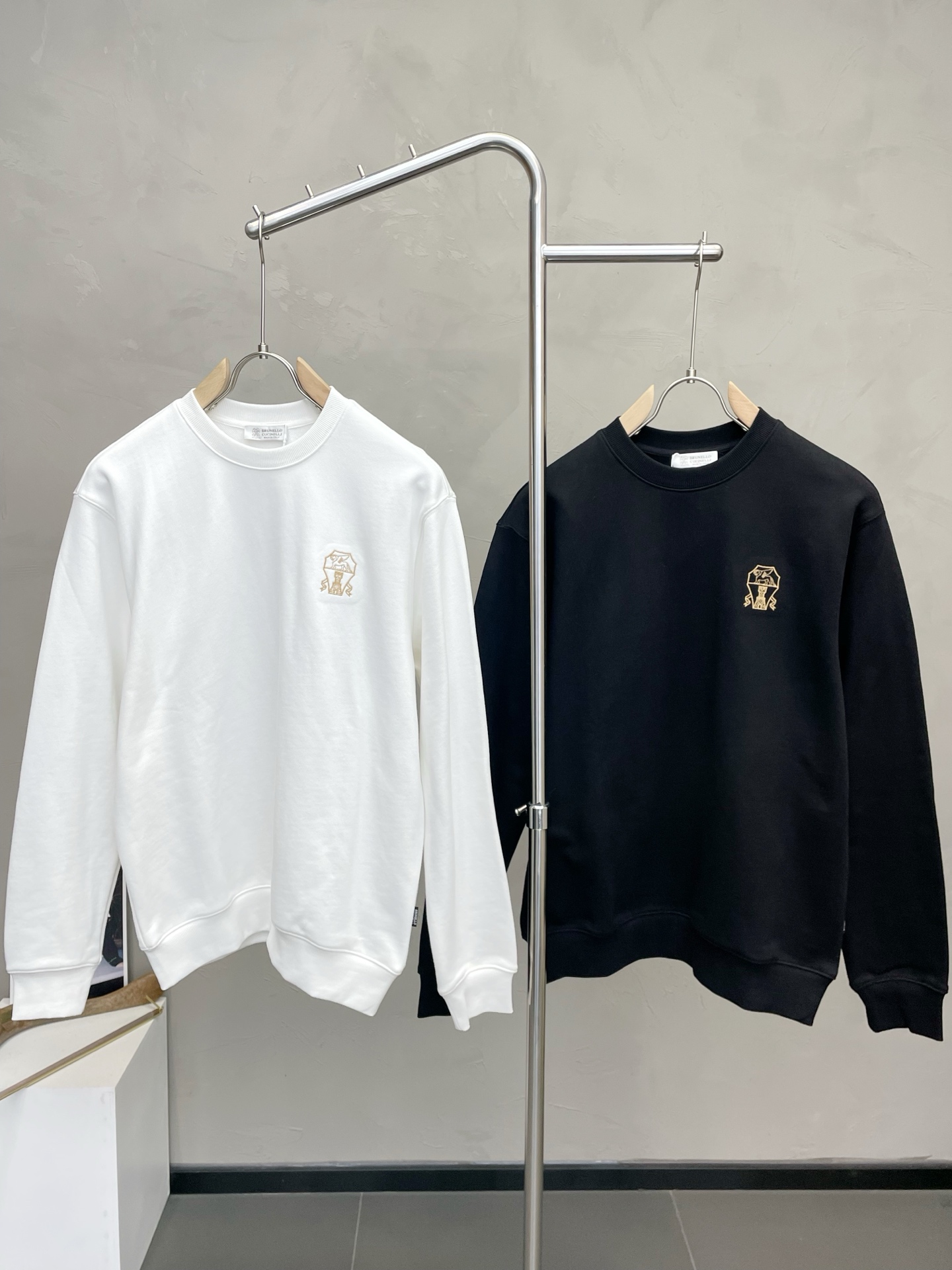 NO:661353,.BC-Brunello Cucineli Brunello Cucineli exclusively provides the latest fashionable sweatshirts. Jackets with classic design and great looks. The quality is impeccable. Quality control allows you to buy it directly. It is a high-end product that cannot be faulted! You can feel its powerful aura through the detailed pictures. It has a remarkable effect of gathering heat and keeping warm, so you don’t have to worry about getting a little chilly! Both fashionable and functional, the whole style looks more luxurious! Size M-2XL,,brunello cucinelli,hoodie,sweatshirts,jackets & coats, 19860909.BC-Brunello Cucineli 布鲁内洛·库奇内利独家专供最新时尚卫衣 经典设计感与颜值爆棚的外套,品质更是无法挑剔品控可以直接入手,不容过错的高端臻品！通过细节图片便可感受到它强悍的气场,聚温保暖效果显著,完全不用担心会有一点寒意！时尚与功能性兼备,整款显得更加的奢华大气！ 尺码M-2XL,,brunello cucinelli,hoodie,sweatshirts,jackets & coats, ,Men's clothing