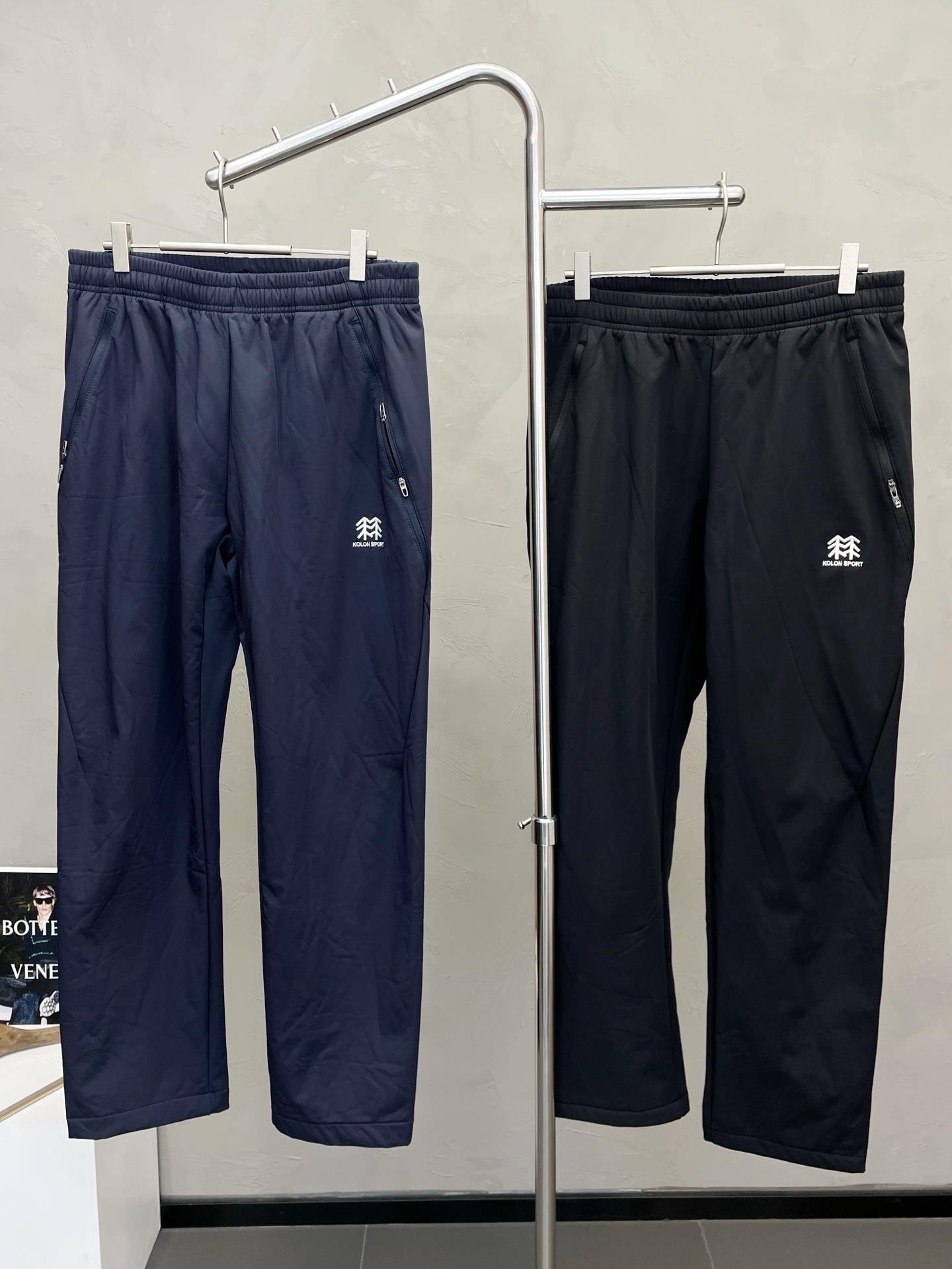 NO:661249,.KOLON SPORTS exclusively offers new casual fleece pants, high-end version!  Custom-made fabrics at the counter are highly breathable and comfortable, with impeccable details and brand element design concepts, reflecting high quality. It feels delicate and soft!  It presents a casual cut and the upper body shape is awesome!  Size: M-4XL,, 19860909.KOLON SPORTS独家专供新款 休闲加绒裤 高端版本！专柜定制面料 透气舒适度高,细节无可挑剔,品牌元素设计理念,体现高品质.手感细腻柔软！呈现休闲裁剪,上身版型超赞！码数: M-4XL,, ,Men's clothing