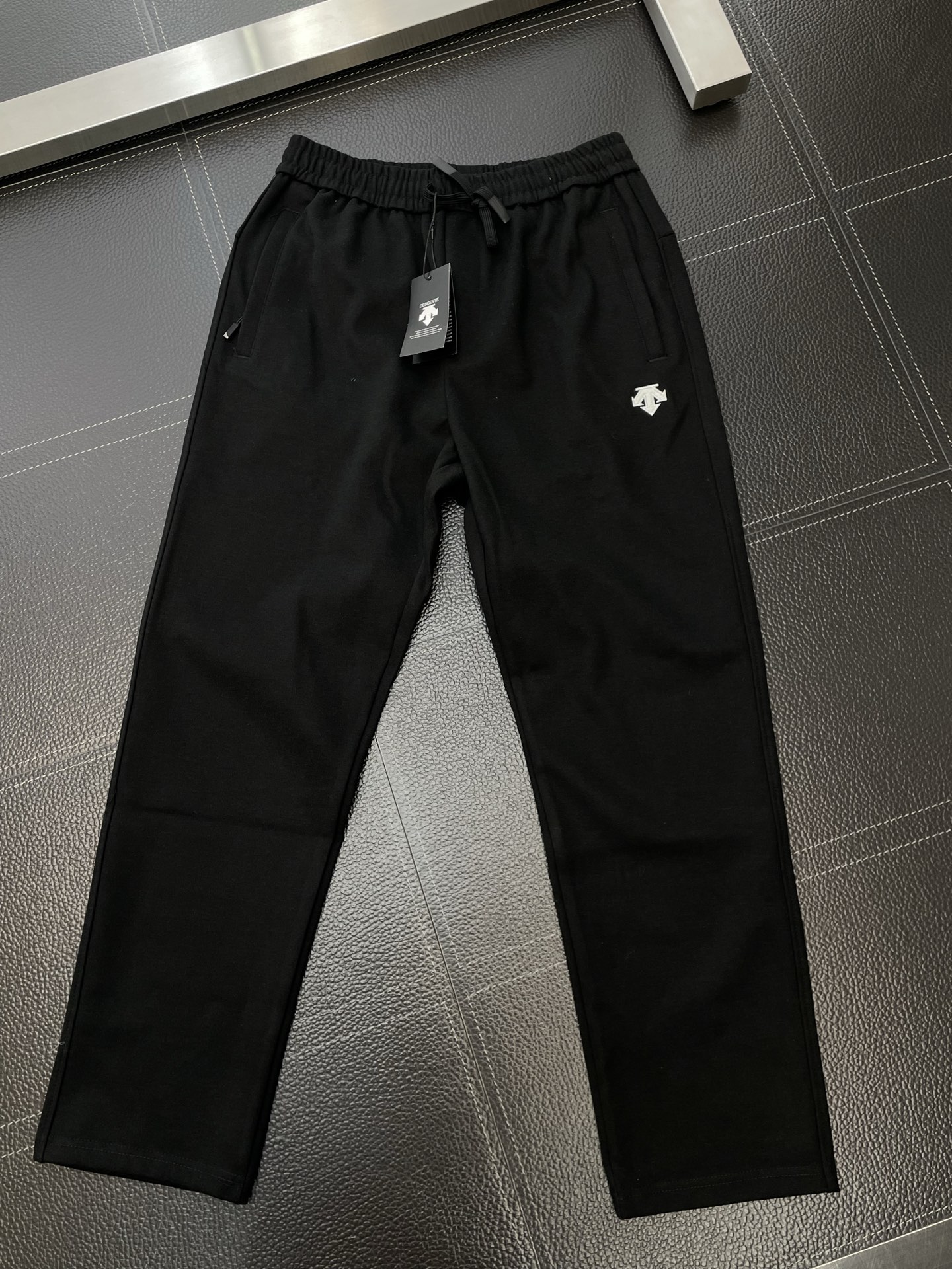 。DESCENTE迪桑特💥砸锅卖铁都要上的新款新款 休闲裤 高端版本！专柜定制面料 透气舒适度高，细节无