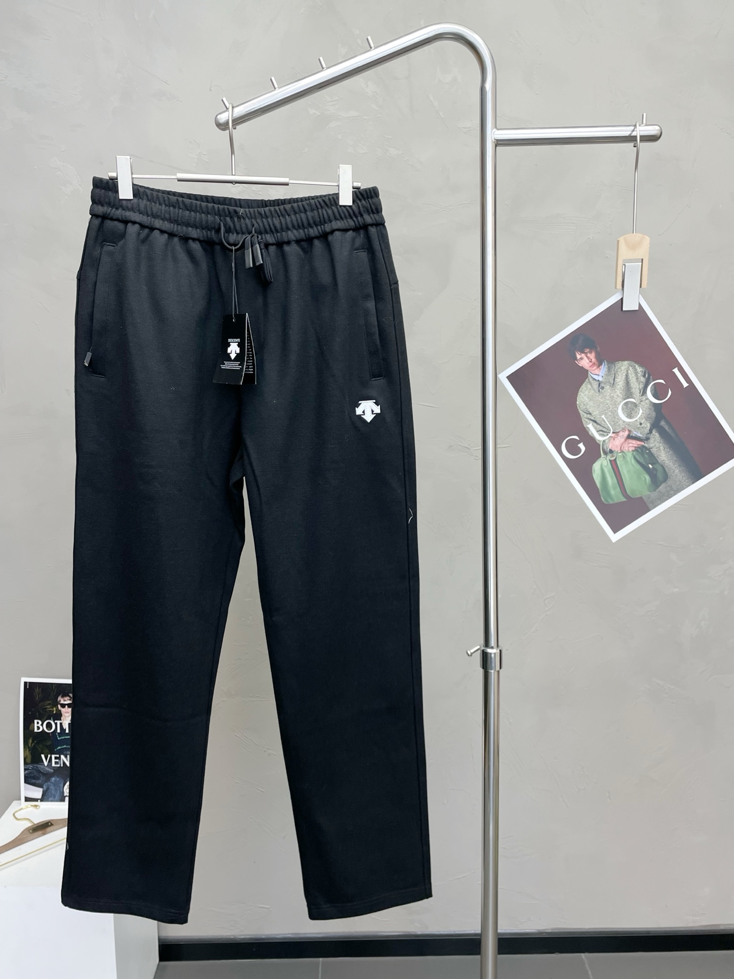 NO:656865,.DESCENTE exclusively offers high-end versions of new casual pants!  Custom-made fabrics at the counter are highly breathable and comfortable, with impeccable details and brand element design concepts, reflecting high quality. It feels delicate and soft!  It presents a casual cut and the upper body shape is awesome!  Size: M-4XL,,alexander wang19860909.DESCENTE迪桑特独家专供新款 休闲裤 高端版本！专柜定制面料 透气舒适度高,细节无可挑剔,品牌元素设计理念,体现高品质.手感细腻柔软！呈现休闲裁剪,上身版型超赞！码数: M-4XL,,alexander wang,Men's clothing