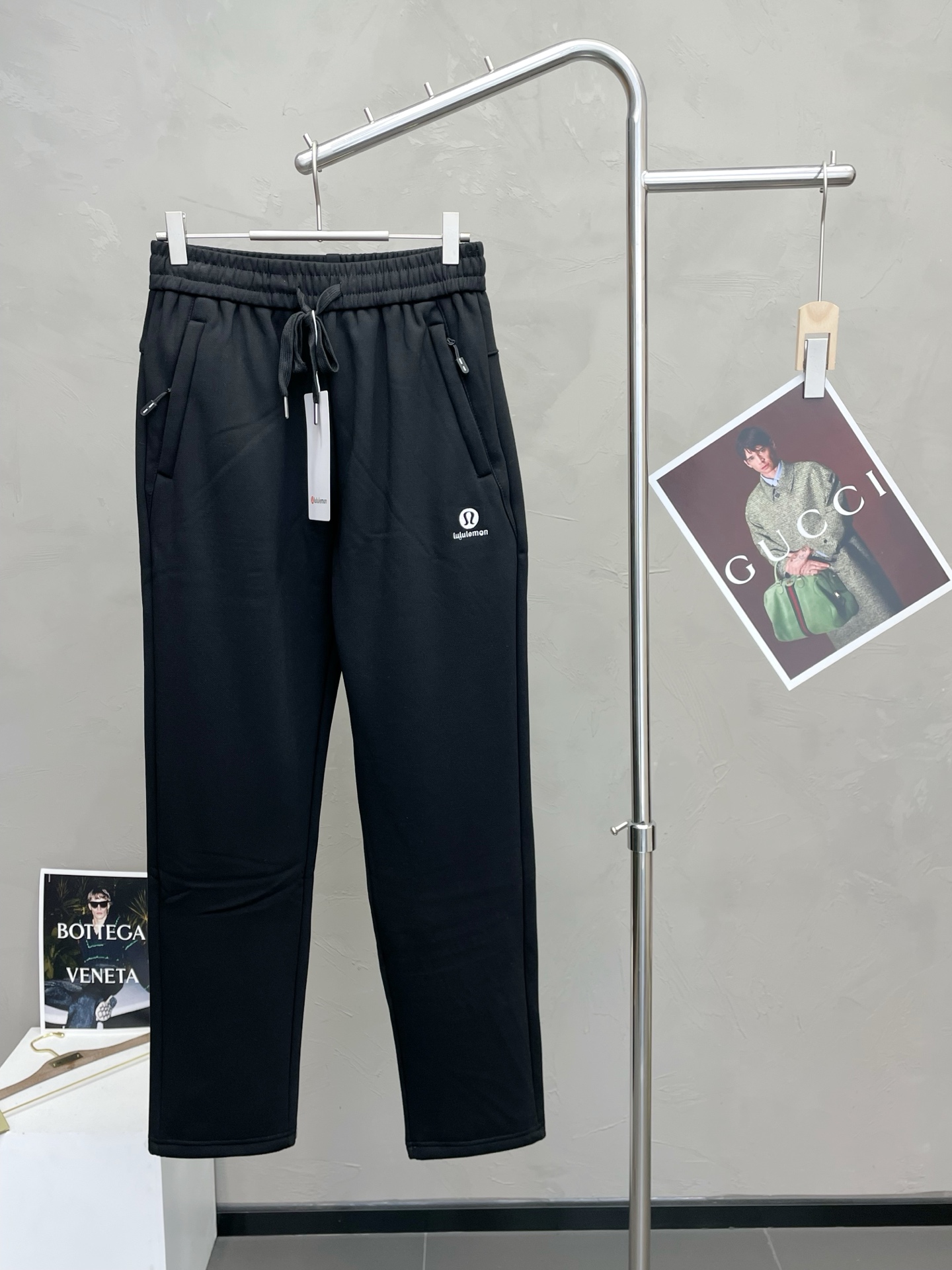 NO:661268,.Lululemon exclusively offers the new high-end version of casual fleece pants!  Custom-made fabrics at the counter are highly breathable and comfortable, with impeccable details and brand element design concepts, reflecting high quality. It feels delicate and soft!  It presents a casual cut and the upper body shape is awesome!  Size: M-4XL,, 19860909.Lululemon露露乐蒙独家专供新款 休闲加绒裤 高端版本！专柜定制面料 透气舒适度高,细节无可挑剔,品牌元素设计理念,体现高品质.手感细腻柔软！呈现休闲裁剪,上身版型超赞！码数: M-4XL,, ,Men's clothing