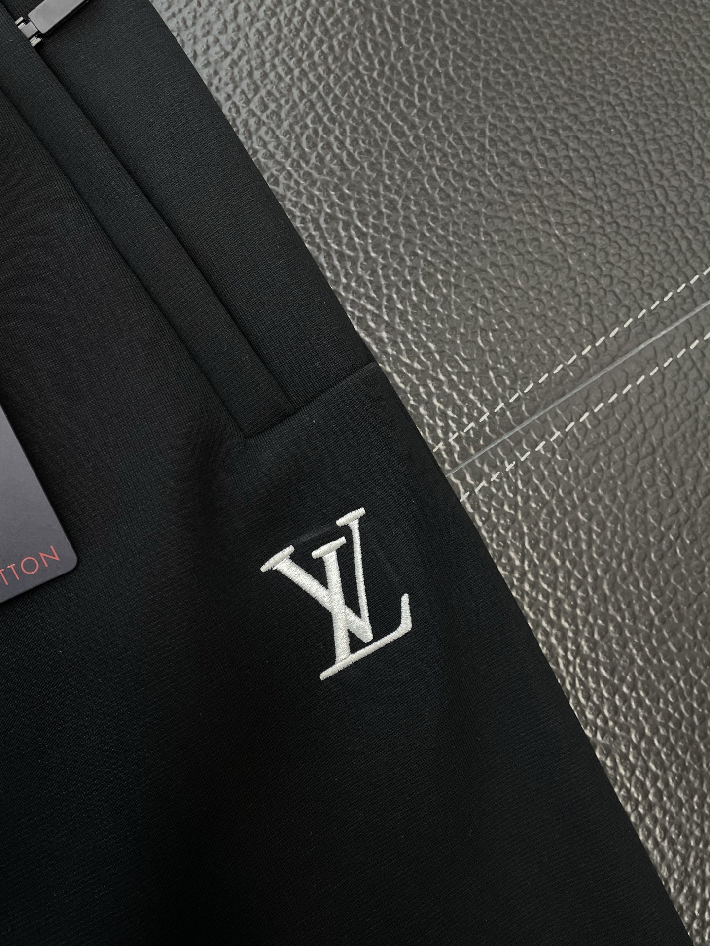 。Louis Vuitton路易威登💥砸锅卖铁都要上的新款新款 休闲加绒裤 高端版本！专柜定制面料 透气