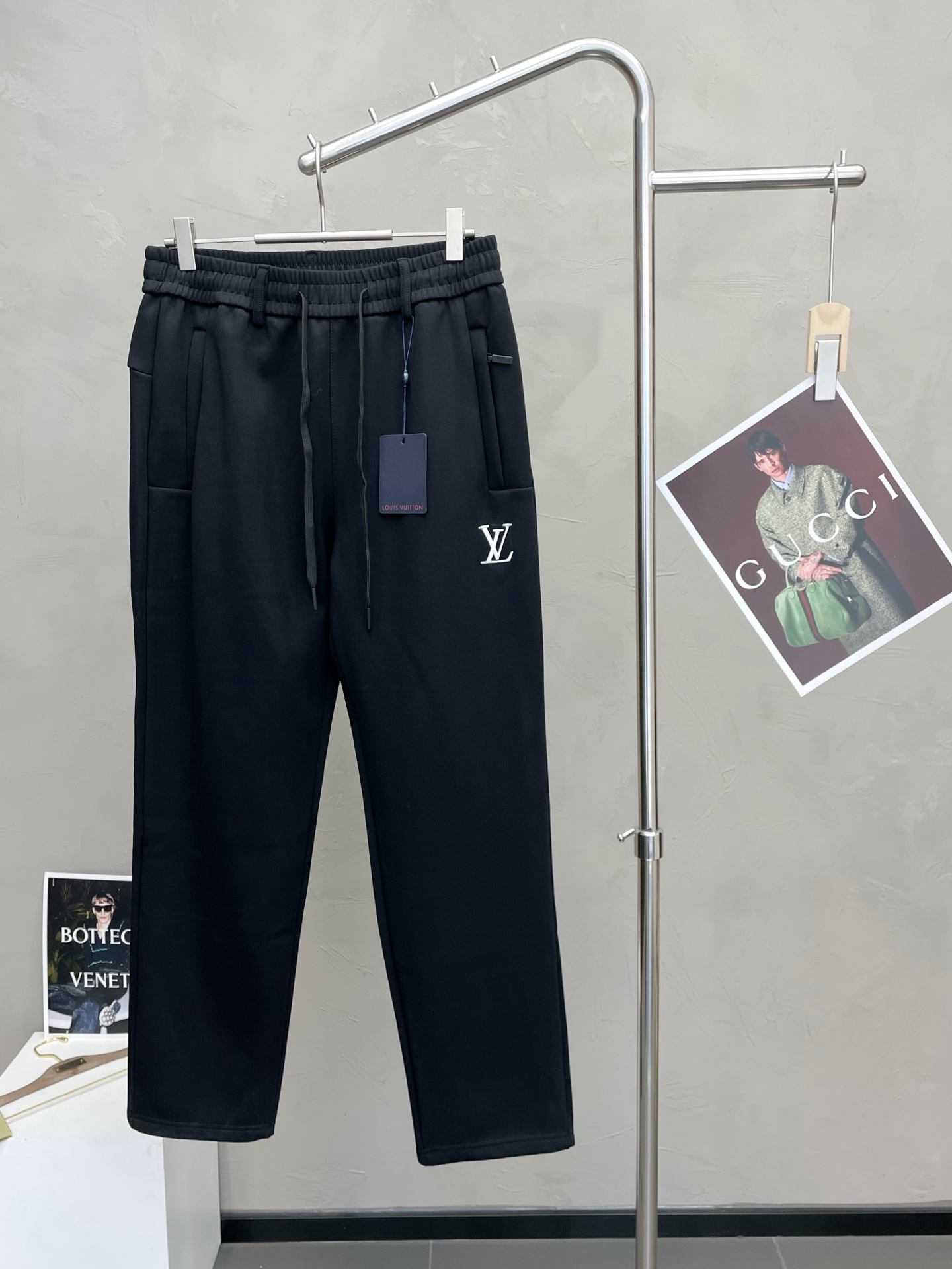 NO:656845,.Louis Vuitton Louis Vuitton exclusive new high-end version of casual fleece pants!  Custom-made fabrics at the counter are highly breathable and comfortable, with impeccable details and brand element design concepts, reflecting high quality. It feels delicate and soft!  It presents a casual cut and the upper body shape is awesome!  Size: M-4XL,,louis vuitton,louis vuitton,alexander wang19860909.Louis Vuitton路易威登独家专供新款 休闲加绒裤 高端版本！专柜定制面料 透气舒适度高,细节无可挑剔,品牌元素设计理念,体现高品质.手感细腻柔软！呈现休闲裁剪,上身版型超赞！码数: M-4XL,,louis vuitton,louis vuitton,alexander wang,Men's clothing