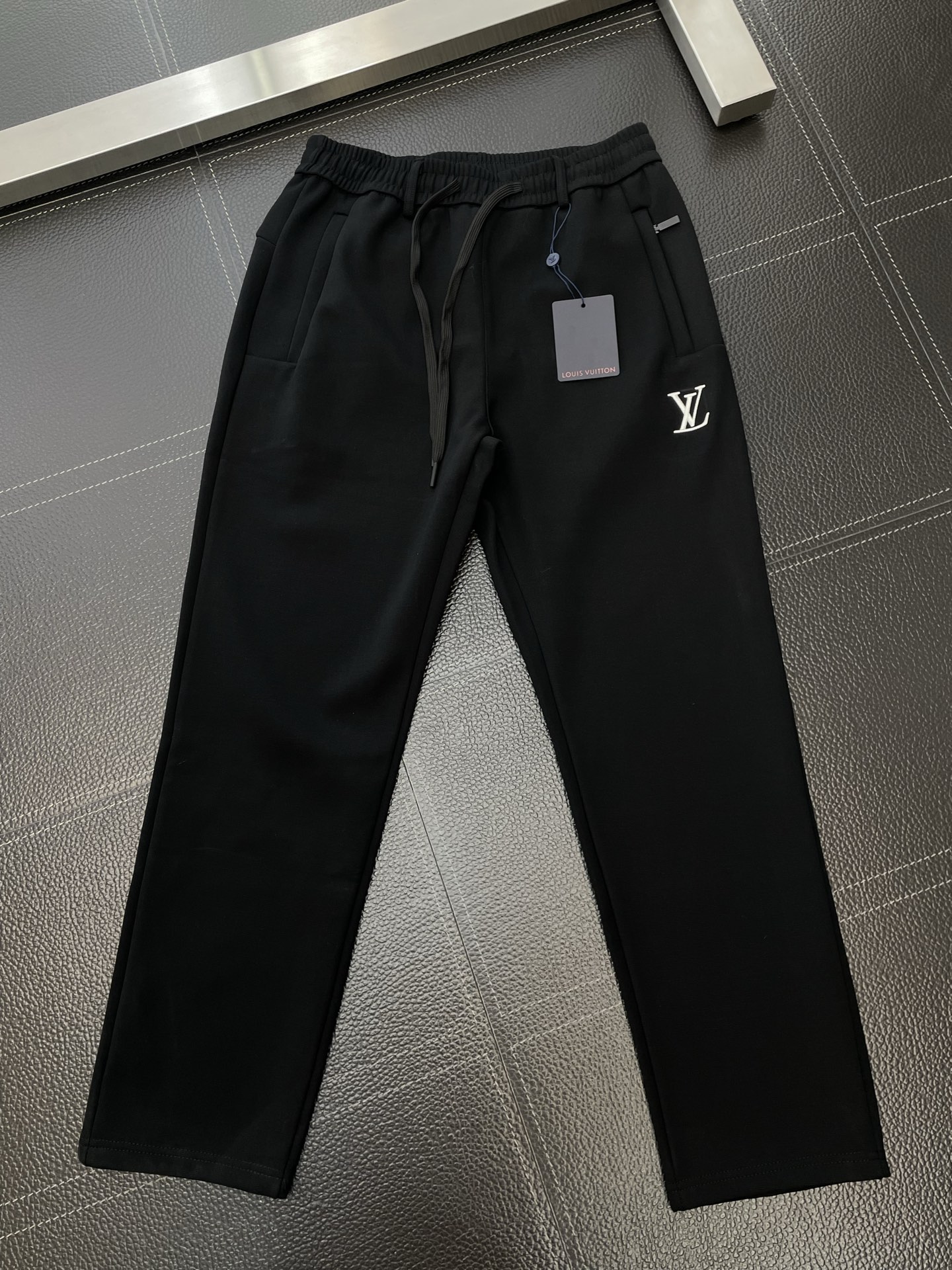 。Louis Vuitton路易威登💥砸锅卖铁都要上的新款新款 休闲加绒裤 高端版本！专柜定制面料 透气