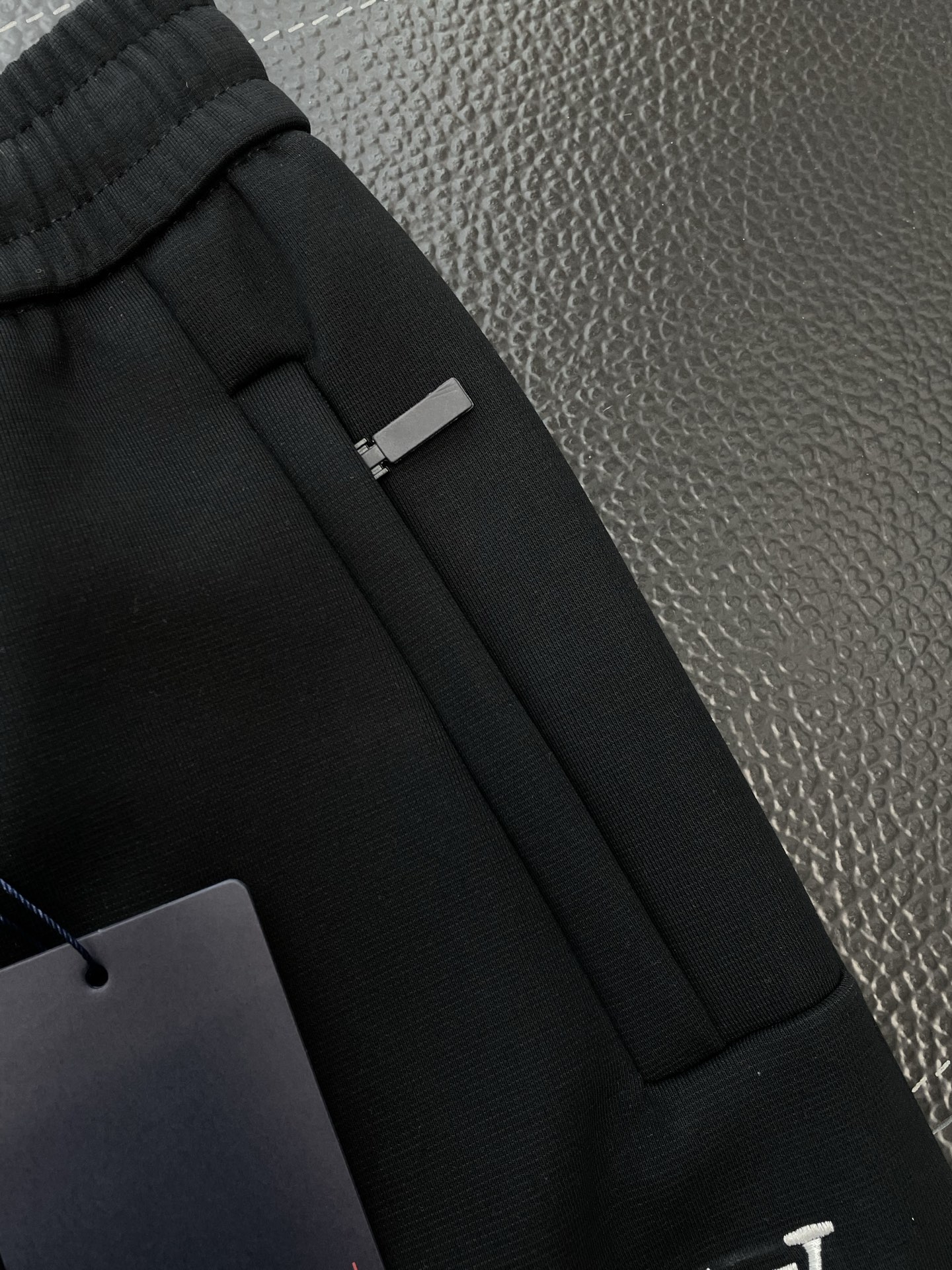 。Louis Vuitton路易威登💥砸锅卖铁都要上的新款新款 休闲加绒裤 高端版本！专柜定制面料 透气