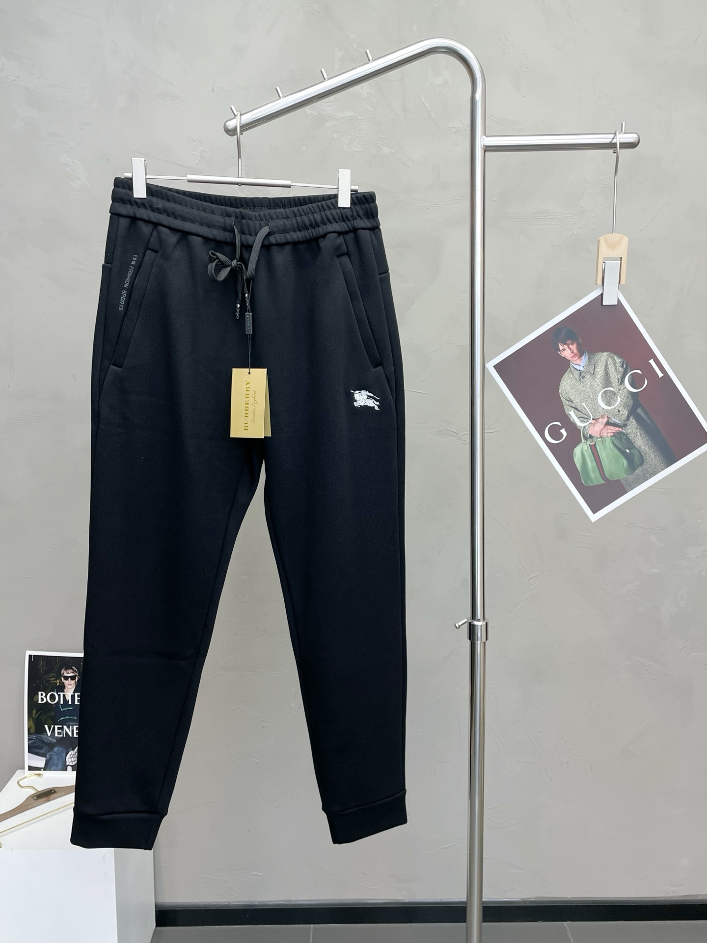 NO:661277,.Burberry exclusively offers new casual fleece pants and leggings high-end versions!  Custom-made fabrics at the counter are highly breathable and comfortable, with impeccable details and brand element design concepts, reflecting high quality. It feels delicate and soft!  It presents a casual cut and the upper body shape is awesome!  Size: M-4XL,,burberry,burberry, 19860909.Burberry巴宝莉独家专供新款 休闲加绒裤 束脚裤 高端版本！专柜定制面料 透气舒适度高,细节无可挑剔,品牌元素设计理念,体现高品质.手感细腻柔软！呈现休闲裁剪,上身版型超赞！码数: M-4XL,,burberry,burberry, ,Men's clothing