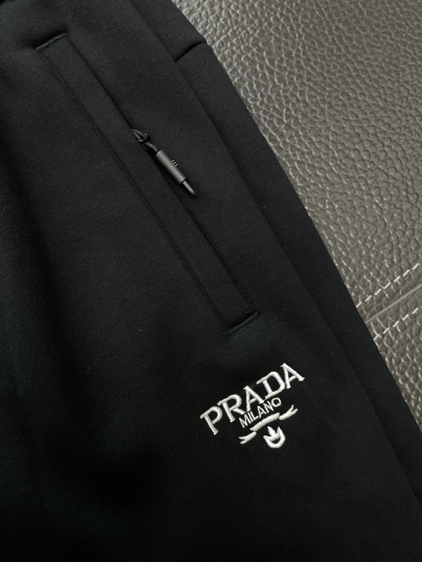 。Prada普拉达💥砸锅卖铁都要上的新款新款 休闲加绒裤 高端版本！专柜定制面料 透气舒适度高，细节无可
