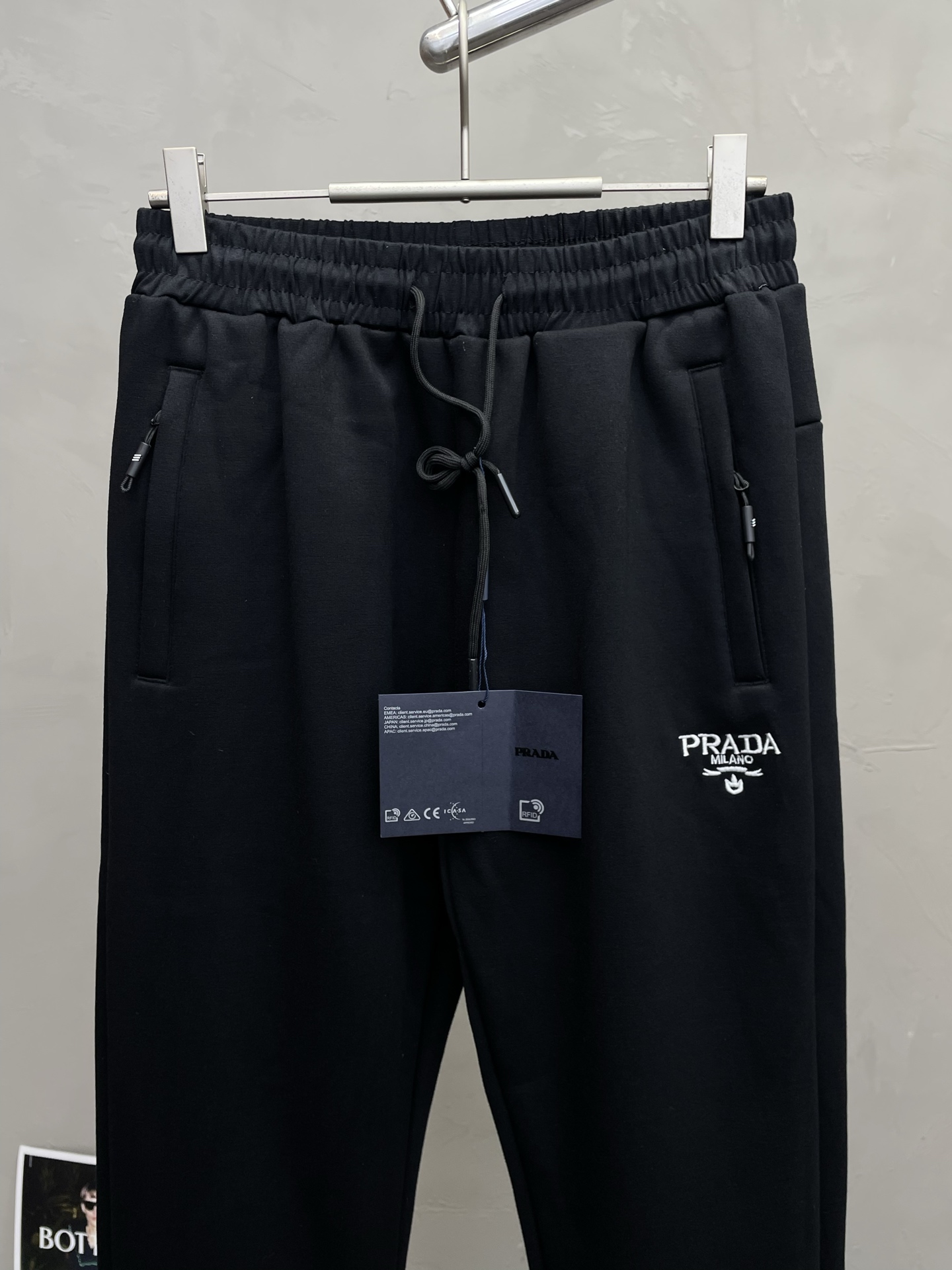 。Prada普拉达💥砸锅卖铁都要上的新款新款 休闲加绒裤 高端版本！专柜定制面料 透气舒适度高，细节无可