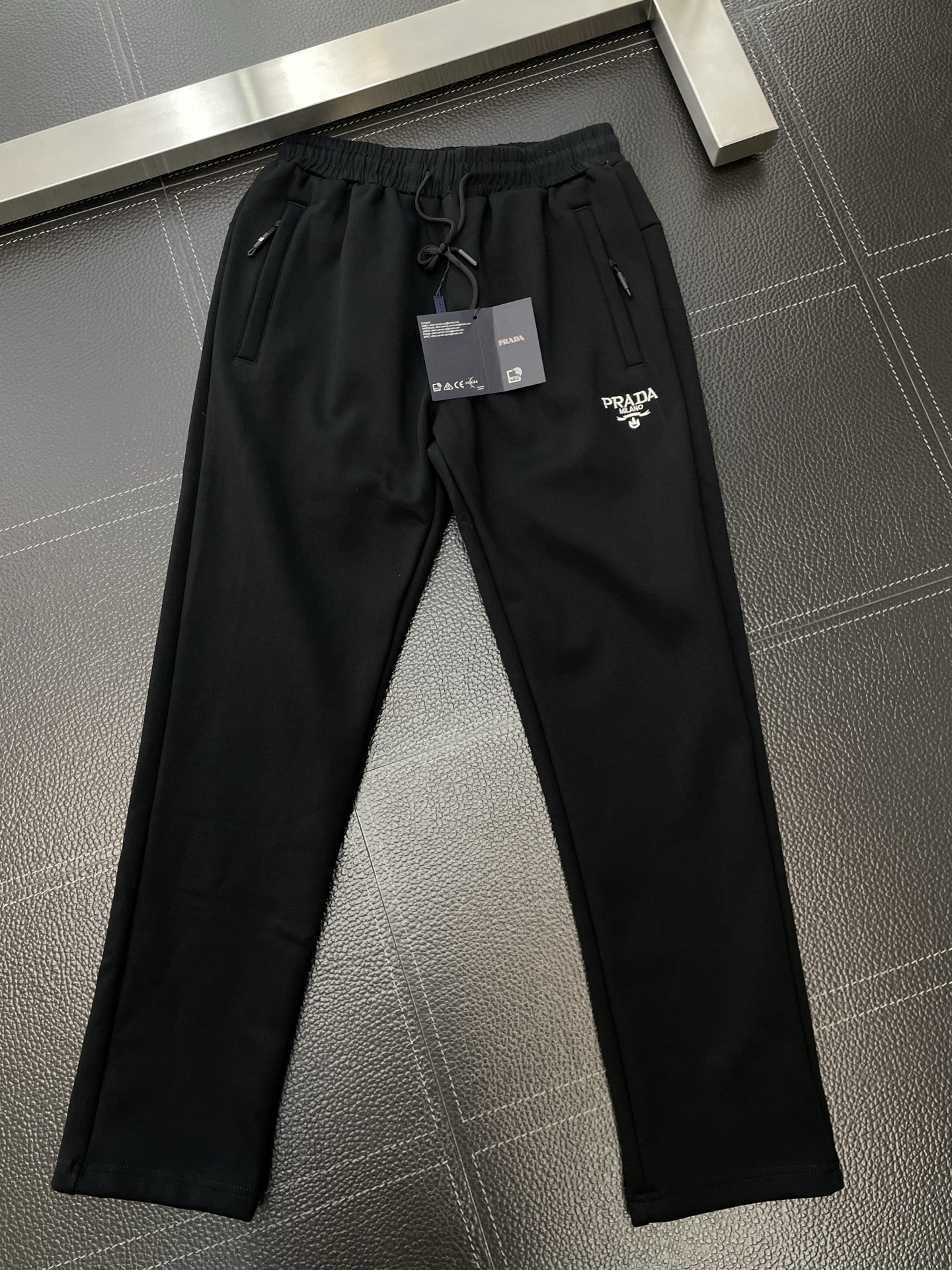 。Prada普拉达💥砸锅卖铁都要上的新款新款 休闲加绒裤 高端版本！专柜定制面料 透气舒适度高，细节无可