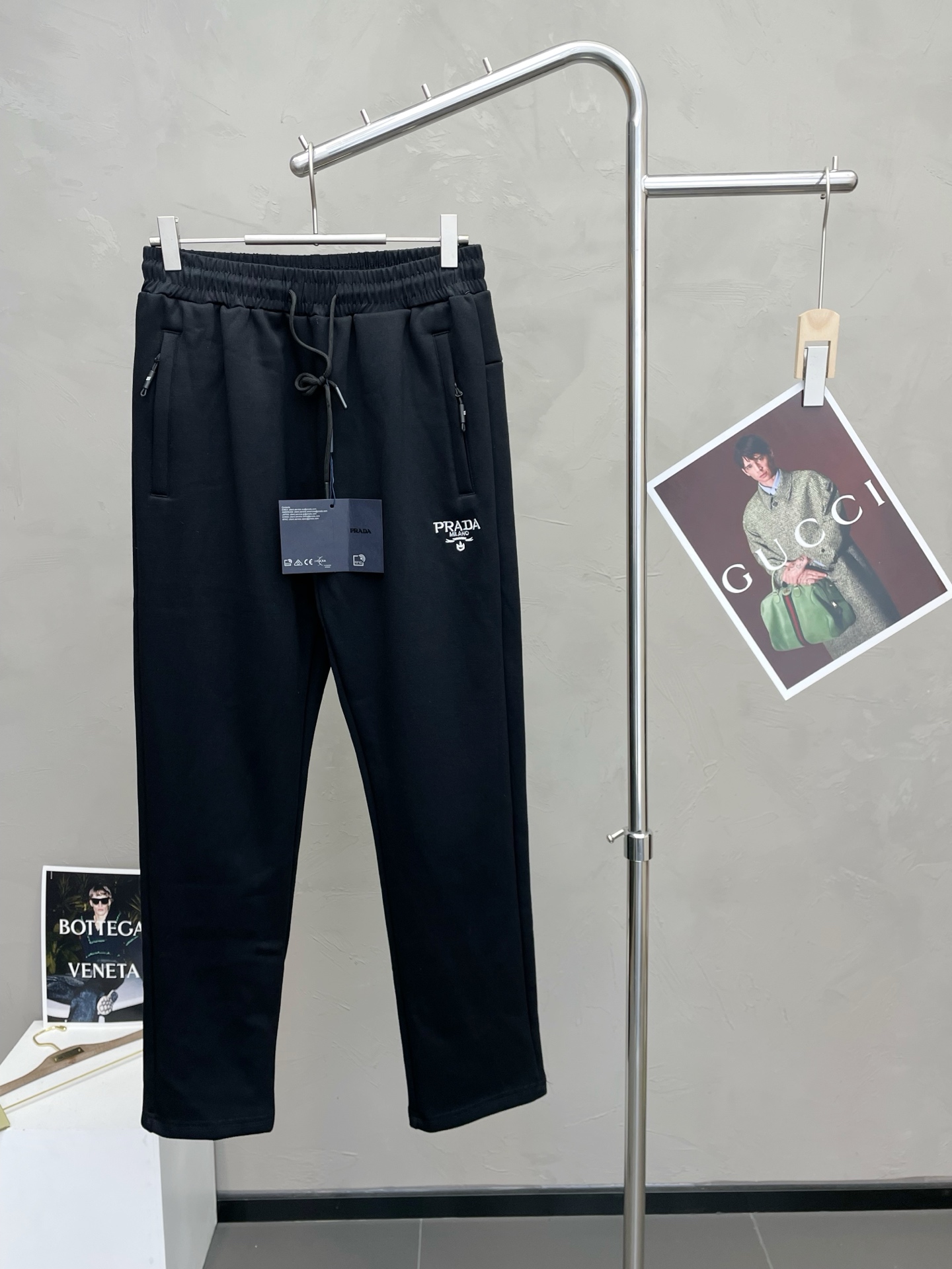 NO:656849,.Prada Exclusively offers new high-end version of casual fleece pants!  Custom-made fabrics at the counter are highly breathable and comfortable, with impeccable details and brand element design concepts, reflecting high quality. It feels delicate and soft!  It presents a casual cut and the upper body shape is awesome!  Size: M-4XL,,prada,prada,alexander wang19860909.Prada普拉达独家专供新款 休闲加绒裤 高端版本！专柜定制面料 透气舒适度高,细节无可挑剔,品牌元素设计理念,体现高品质.手感细腻柔软！呈现休闲裁剪,上身版型超赞！码数: M-4XL,,prada,prada,alexander wang,Men's clothing