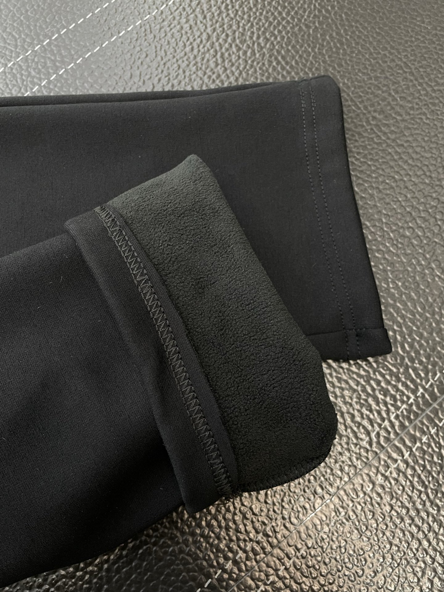 。Prada普拉达💥砸锅卖铁都要上的新款新款 休闲加绒裤 高端版本！专柜定制面料 透气舒适度高，细节无可