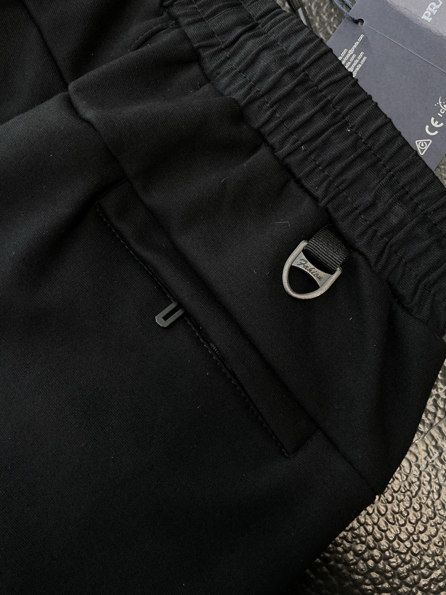 。Prada普拉达💥砸锅卖铁都要上的新款新款 休闲加绒裤 高端版本！专柜定制面料 透气舒适度高，细节无可