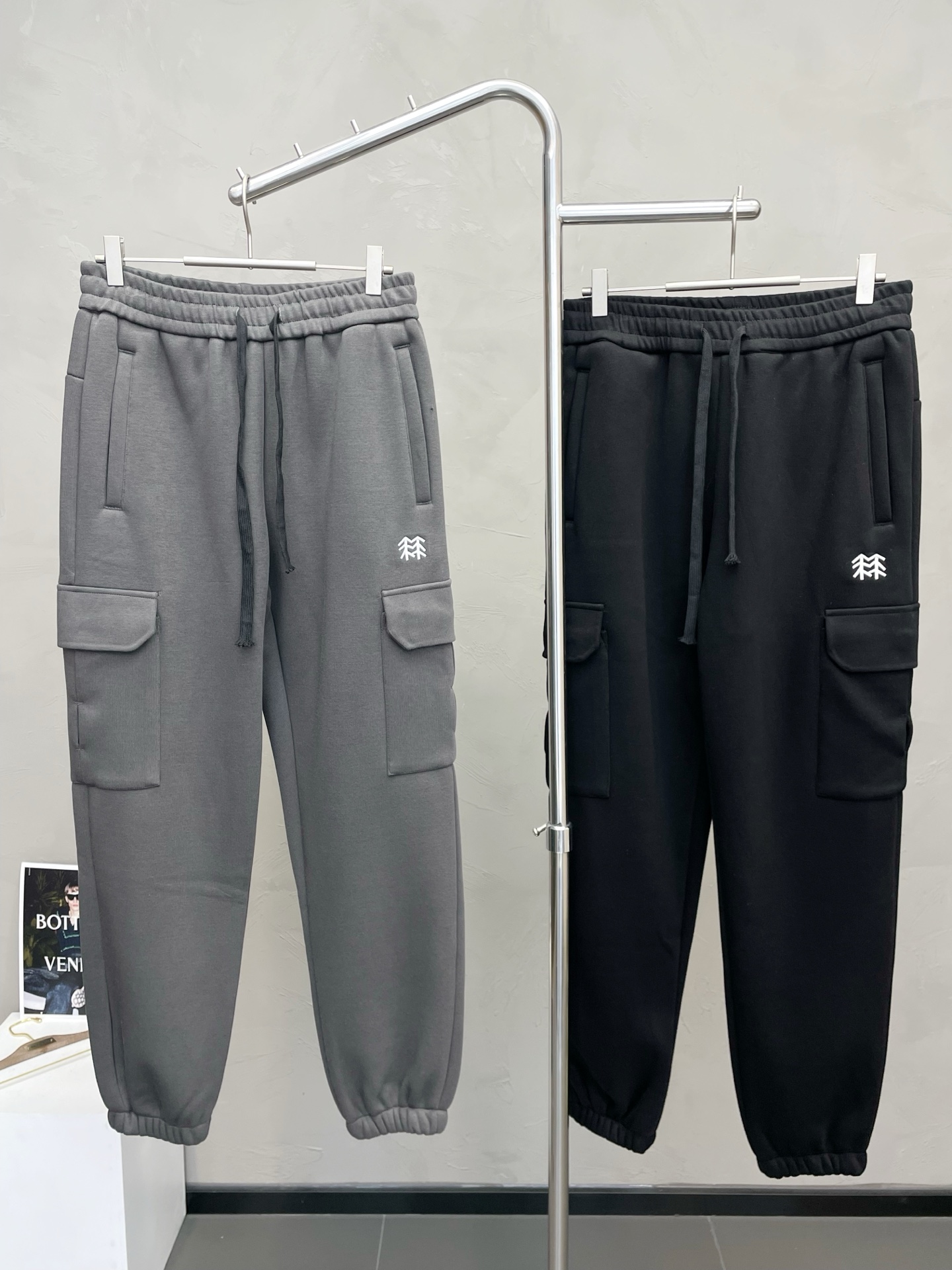 NO:656855,.KOLON SPORTS exclusively offers new casual fleece pants and leggings high-end versions!  Custom-made fabrics at the counter are highly breathable and comfortable, with impeccable details and brand element design concepts, reflecting high quality. It feels delicate and soft!  It presents a casual cut and the upper body shape is awesome!  Size: M-4XL,,alexander wang19860909.KOLON SPORTS独家专供新款 休闲加绒裤 束脚裤 高端版本！专柜定制面料 透气舒适度高,细节无可挑剔,品牌元素设计理念,体现高品质.手感细腻柔软！呈现休闲裁剪,上身版型超赞！码数: M-4XL,,alexander wang,Men's clothing