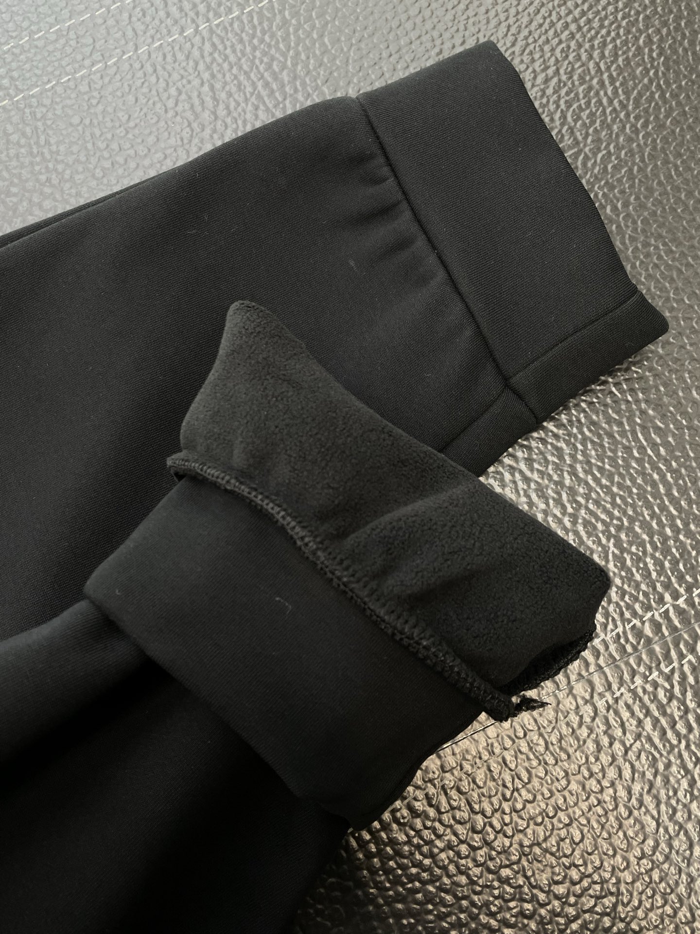 。Moncler蒙口💥砸锅卖铁都要上的新款新款 休闲加绒裤 高端版本！专柜定制面料 透气舒适度高，细节无