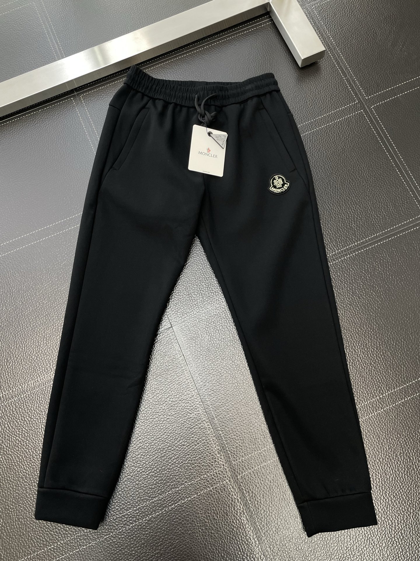 。Moncler蒙口💥砸锅卖铁都要上的新款新款 休闲加绒裤 高端版本！专柜定制面料 透气舒适度高，细节无