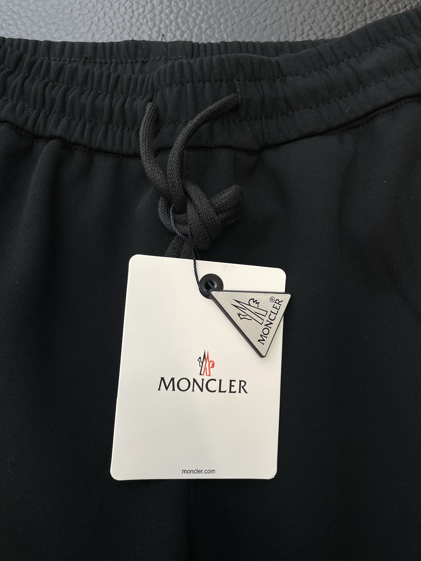 。Moncler蒙口💥砸锅卖铁都要上的新款新款 休闲加绒裤 高端版本！专柜定制面料 透气舒适度高，细节无