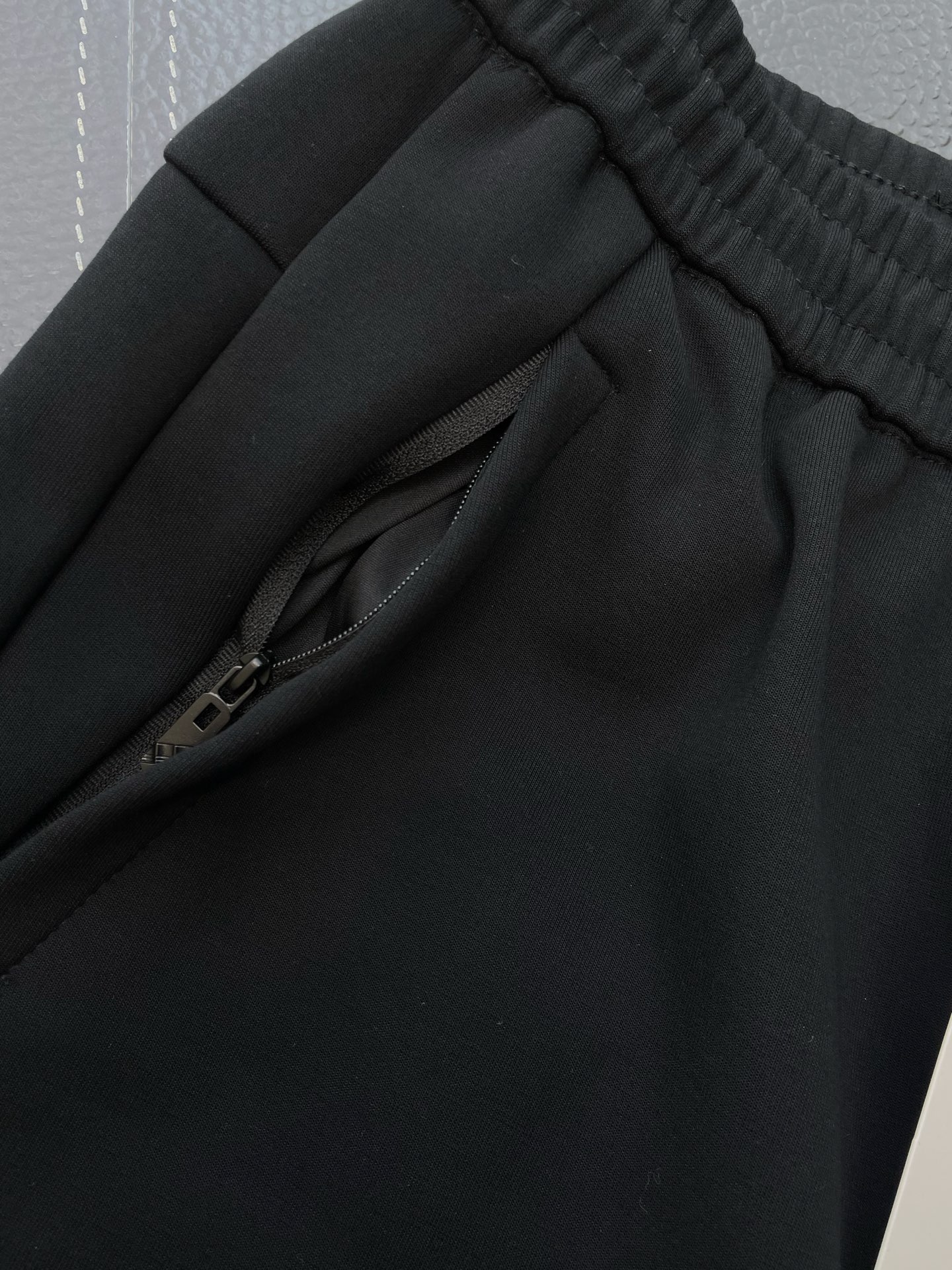 。Moncler蒙口💥砸锅卖铁都要上的新款新款 休闲加绒裤 高端版本！专柜定制面料 透气舒适度高，细节无