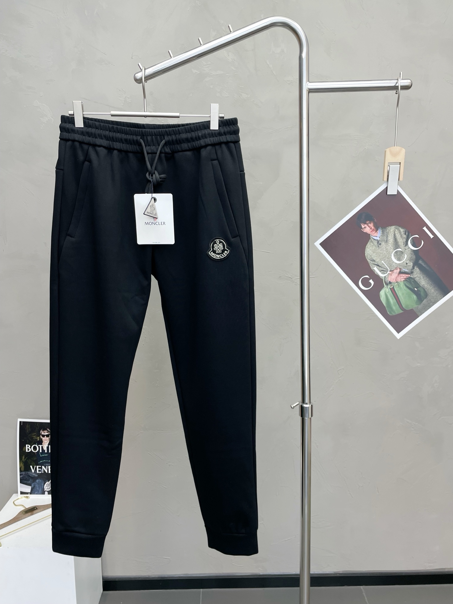 NO:656860,.Moncler exclusively offers new casual fleece pants, high-end version!  Custom-made fabrics at the counter are highly breathable and comfortable, with impeccable details and brand element design concepts, reflecting high quality. It feels delicate and soft!  It presents a casual cut and the upper body shape is awesome!  Size: M-4XL,,Moncler,alexander wang19860909.Moncler蒙口独家专供新款 休闲加绒裤 高端版本！专柜定制面料 透气舒适度高,细节无可挑剔,品牌元素设计理念,体现高品质.手感细腻柔软！呈现休闲裁剪,上身版型超赞！码数: M-4XL,,Moncler,alexander wang,Men's clothing