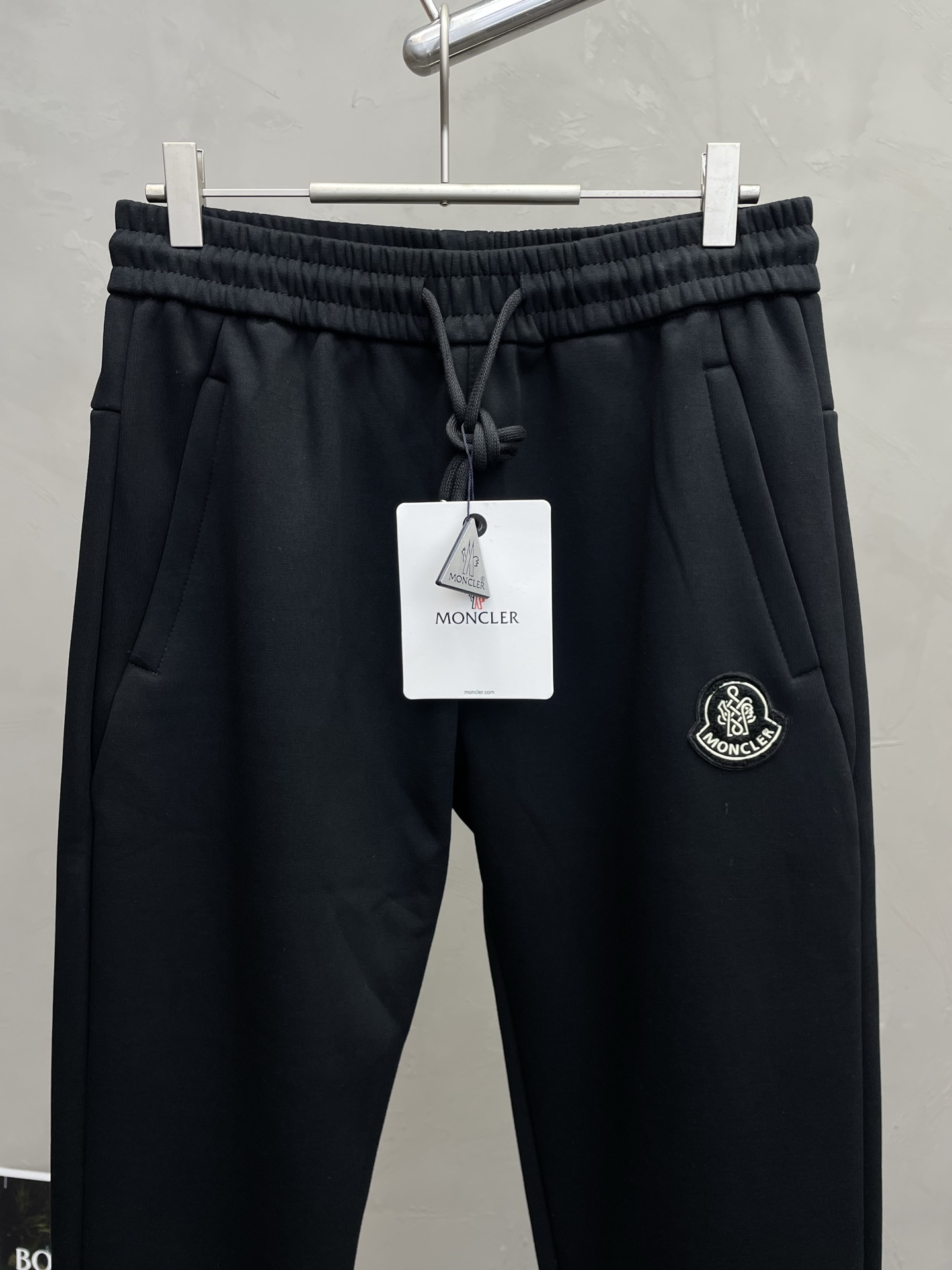 。Moncler蒙口💥砸锅卖铁都要上的新款新款 休闲加绒裤 高端版本！专柜定制面料 透气舒适度高，细节无