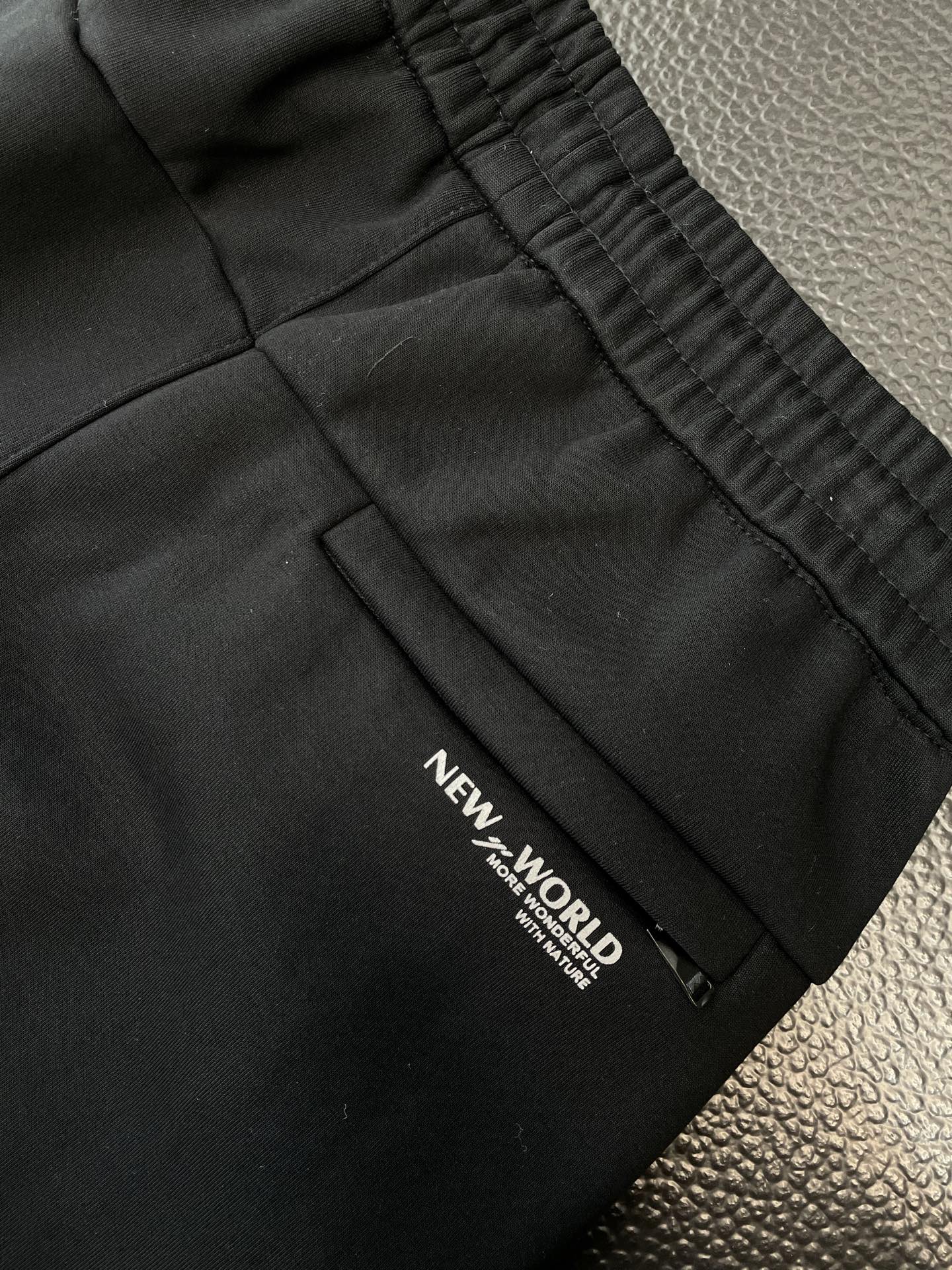 。Moncler蒙口💥砸锅卖铁都要上的新款新款 休闲加绒裤 高端版本！专柜定制面料 透气舒适度高，细节无