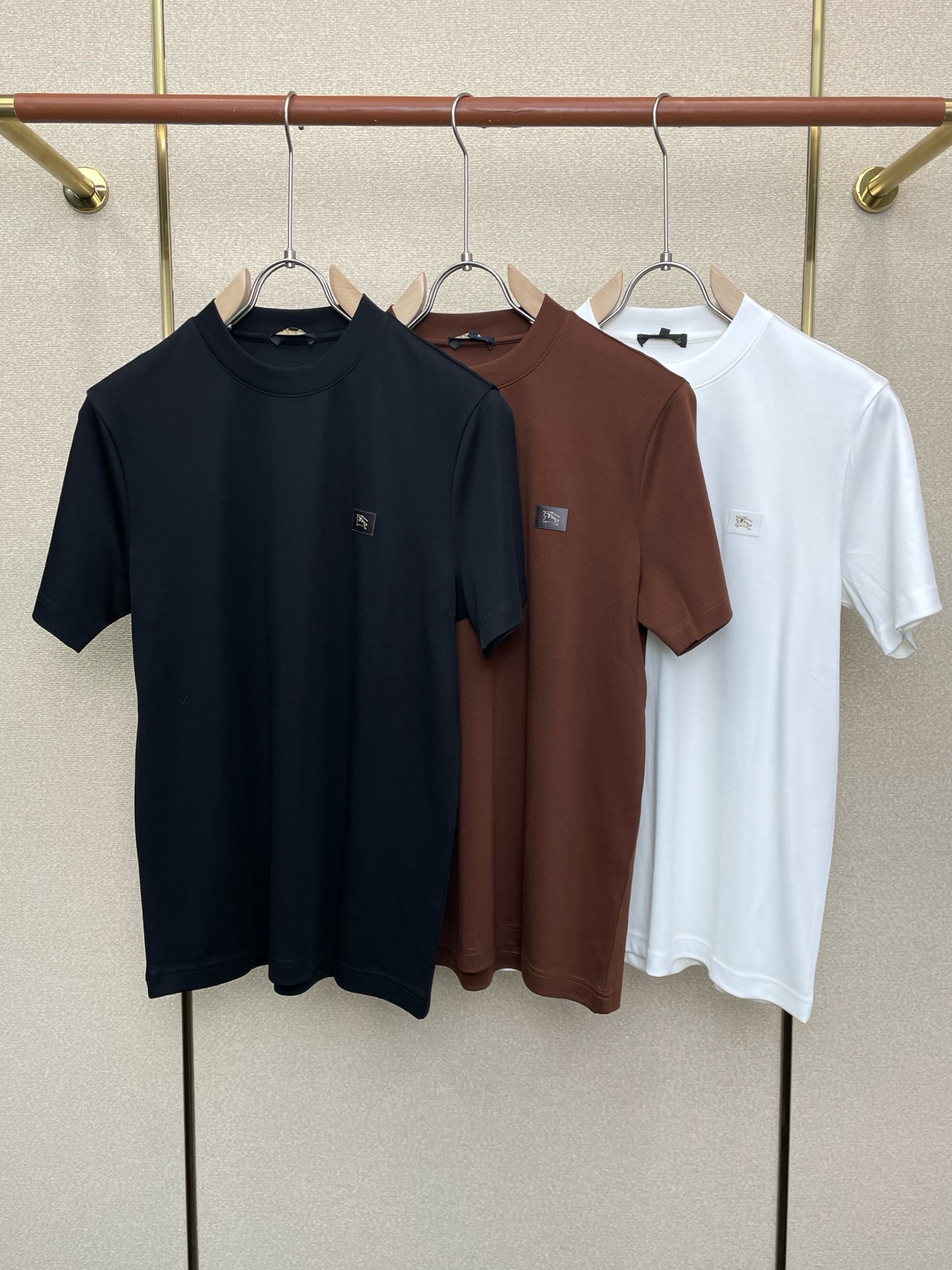 NO:656906,.Burberry exclusively supplies new original men's casual short sleeves. High-end customization. High-end version. Fashionable and versatile imported fabrics. Super soft and delicate feel. Skin-friendly and comfortable to wear. High-end boutique. The upper body is finely made by the factory. It is a must-have item for men. Three standards are complete. Size M-3XL,,burberry,burberry,T-shirt,alexander wang19860909.Burberry巴宝莉独家专供新款原单男士休闲短袖 高端定制 高端版本 时尚百搭爆款进口面料 手感超柔软细腻 穿着亲肤舒适 高端精品 代工厂精细做上身非常赞 男士必备单品 三标齐全 码数M-3XL,,burberry,burberry,T-shirt,alexander wang,Men's clothing