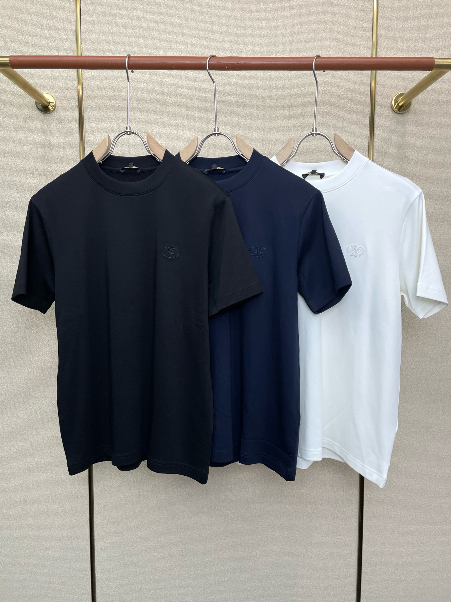 NO:661336,.Burberry exclusively supplies new original men's casual short sleeves. High-end customization. High-end version. Fashionable and versatile imported fabrics. Super soft and delicate feel. Skin-friendly and comfortable to wear. High-end boutique. The upper body is finely made by the factory. It is a must-have item for men. Three standards are complete. Size M-3XL,,burberry,burberry,T-shirt, 19860909.Burberry巴宝莉独家专供新款原单男士休闲短袖 高端定制 高端版本 时尚百搭爆款进口面料 手感超柔软细腻 穿着亲肤舒适 高端精品 代工厂精细做上身非常赞 男士必备单品 三标齐全 码数M-3XL,,burberry,burberry,T-shirt, ,Men's clothing