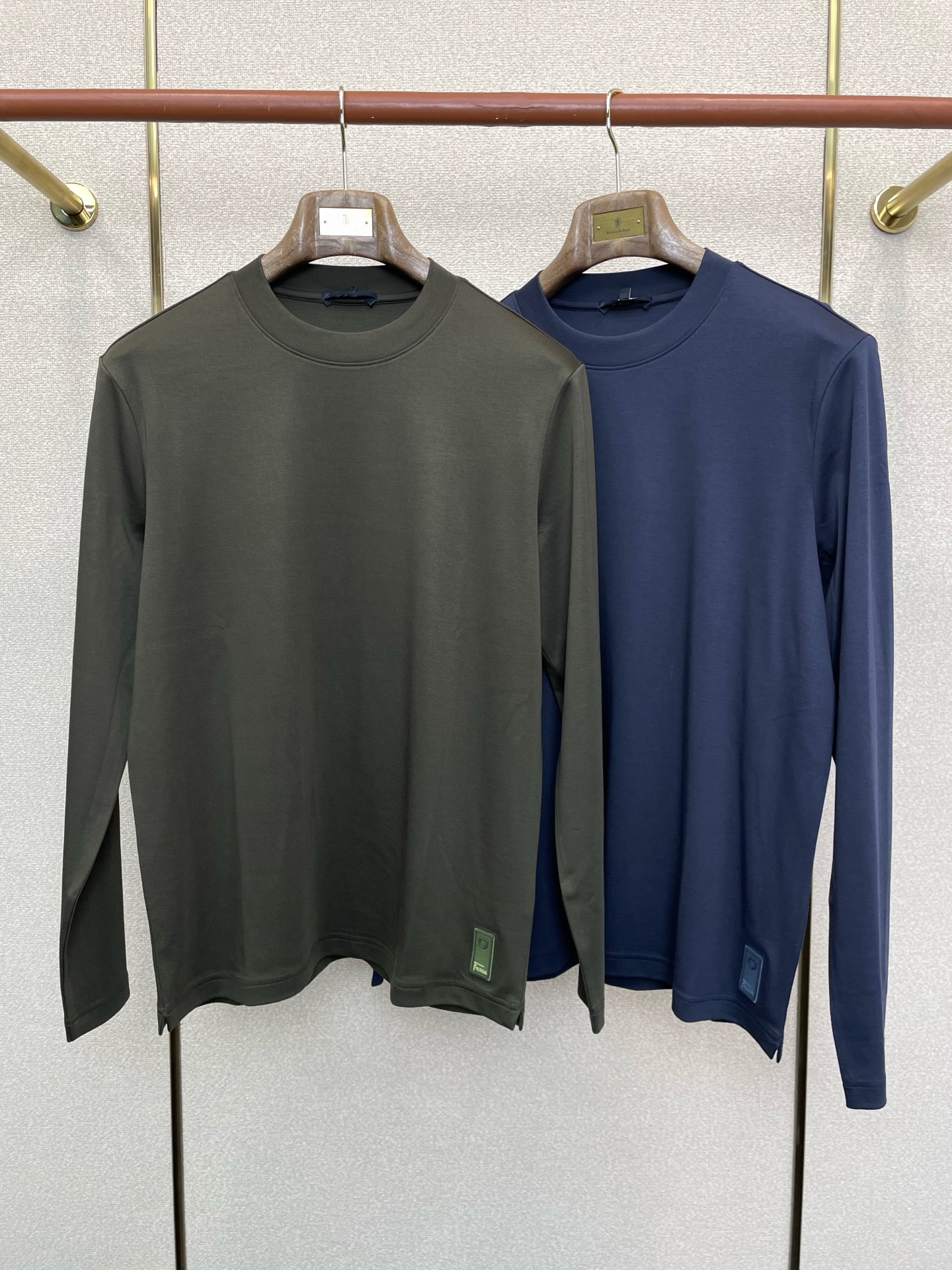 NO:661292,.FERRAGAMO Ferragamo exclusively provides new original men's casual long sleeves. High-end customization. High-end version. Fashionable and versatile imported fabrics. Super soft and delicate feel. Skin-friendly and comfortable to wear. High-end boutique. The upper body is finely made by the factory. It is a must-have item for men. Three standards are complete. Size M-3XL,,ferragamo,ferragamo, 19860909.FERRAGAMO菲拉格慕独家专供新款原单男士休闲长袖 高端定制 高端版本 时尚百搭爆款进口面料 手感超柔软细腻 穿着亲肤舒适 高端精品 代工厂精细做上身非常赞 男士必备单品 三标齐全 码数M-3XL,,ferragamo,ferragamo, ,Men's clothing