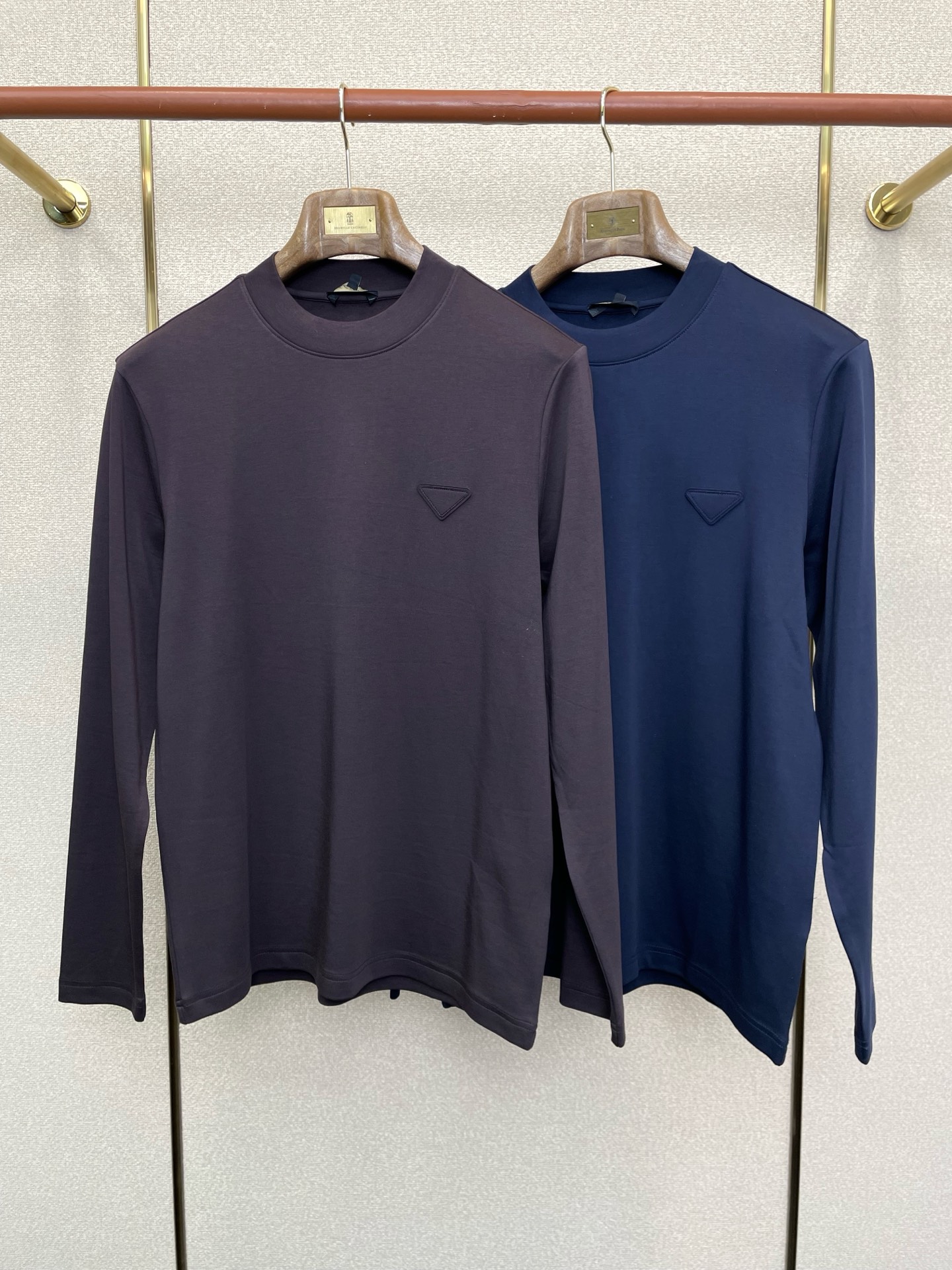 NO:656915,.Prada exclusively supplies new original men's casual long sleeves. High-end customization. High-end version. Fashionable and versatile imported fabrics. Super soft and delicate feel. Skin-friendly and comfortable to wear. High-end boutique. The upper body is exquisitely made by the factory. A must-have item for men. Three complete standards. Size M-3XL,, prada, prada, alexander wang19860909.Prada普拉达独家专供新款原单男士休闲长袖 高端定制 高端版本 时尚百搭爆款进口面料 手感超柔软细腻 穿着亲肤舒适 高端精品 代工厂精细做上身非常赞 男士必备单品 三标齐全 码数M-3XL,,prada,prada,alexander wang,Men's clothing